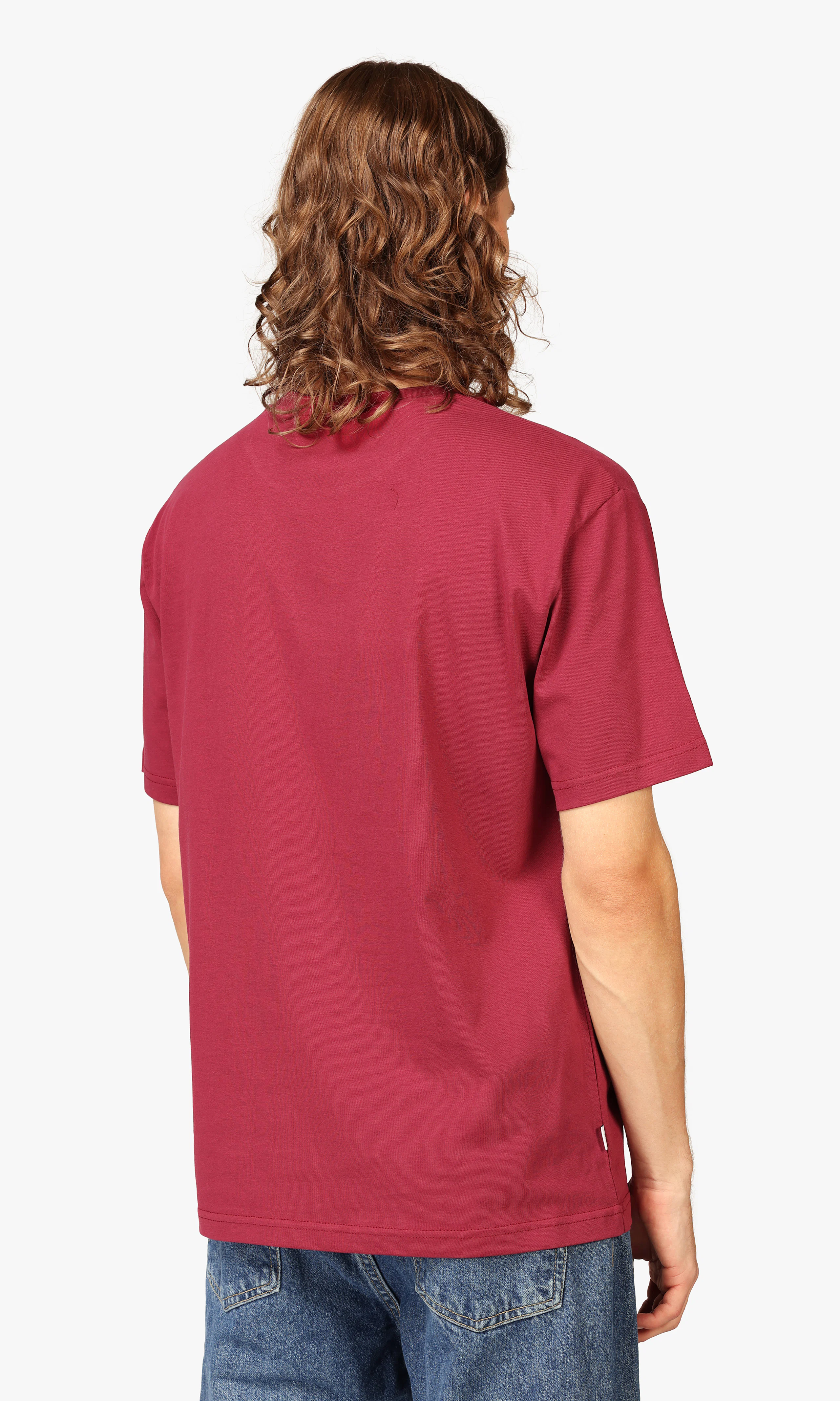 Folke Viininpunainen T-Paita. Back. Model.