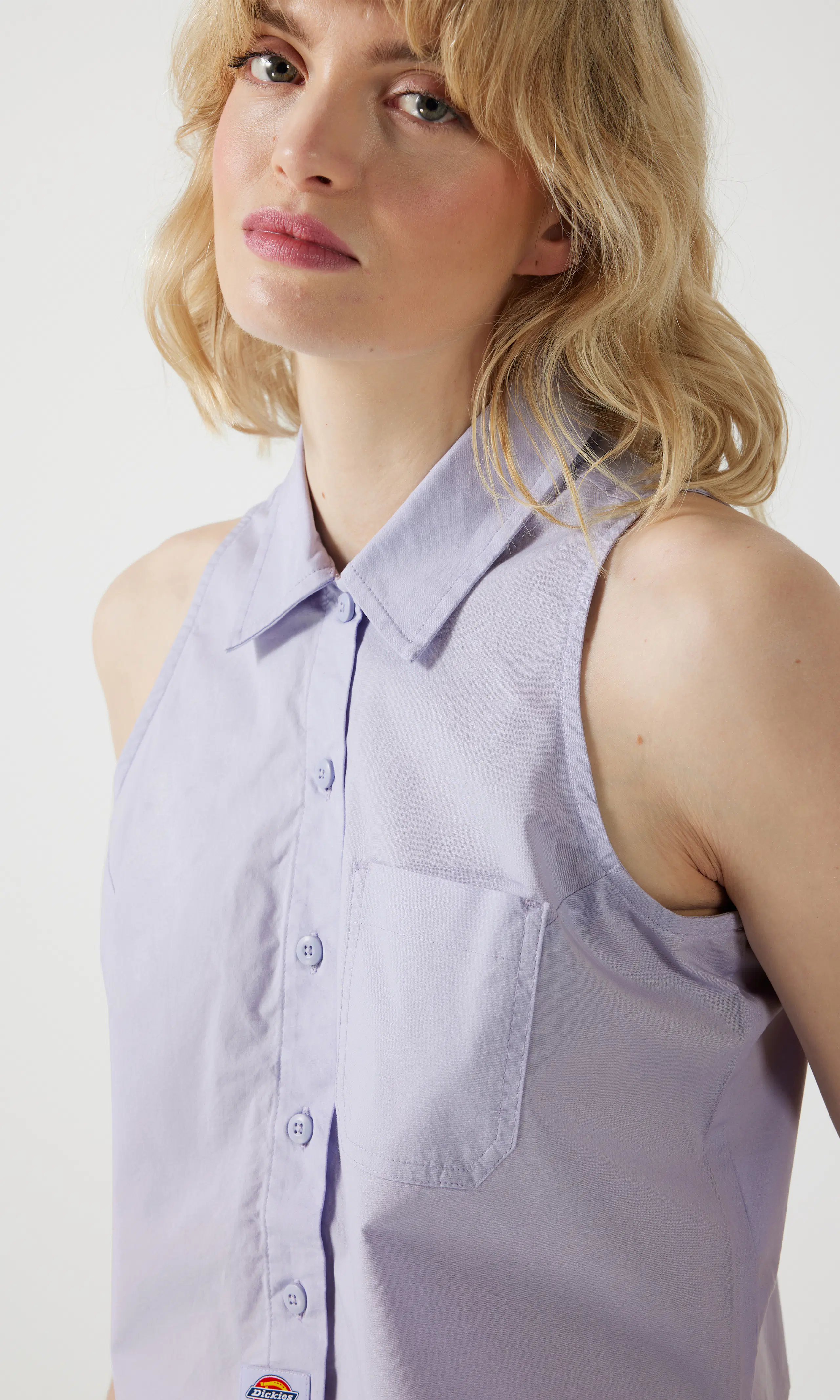 Sleeveless Work Shirt Lilla Vest. Detail 1. Model.