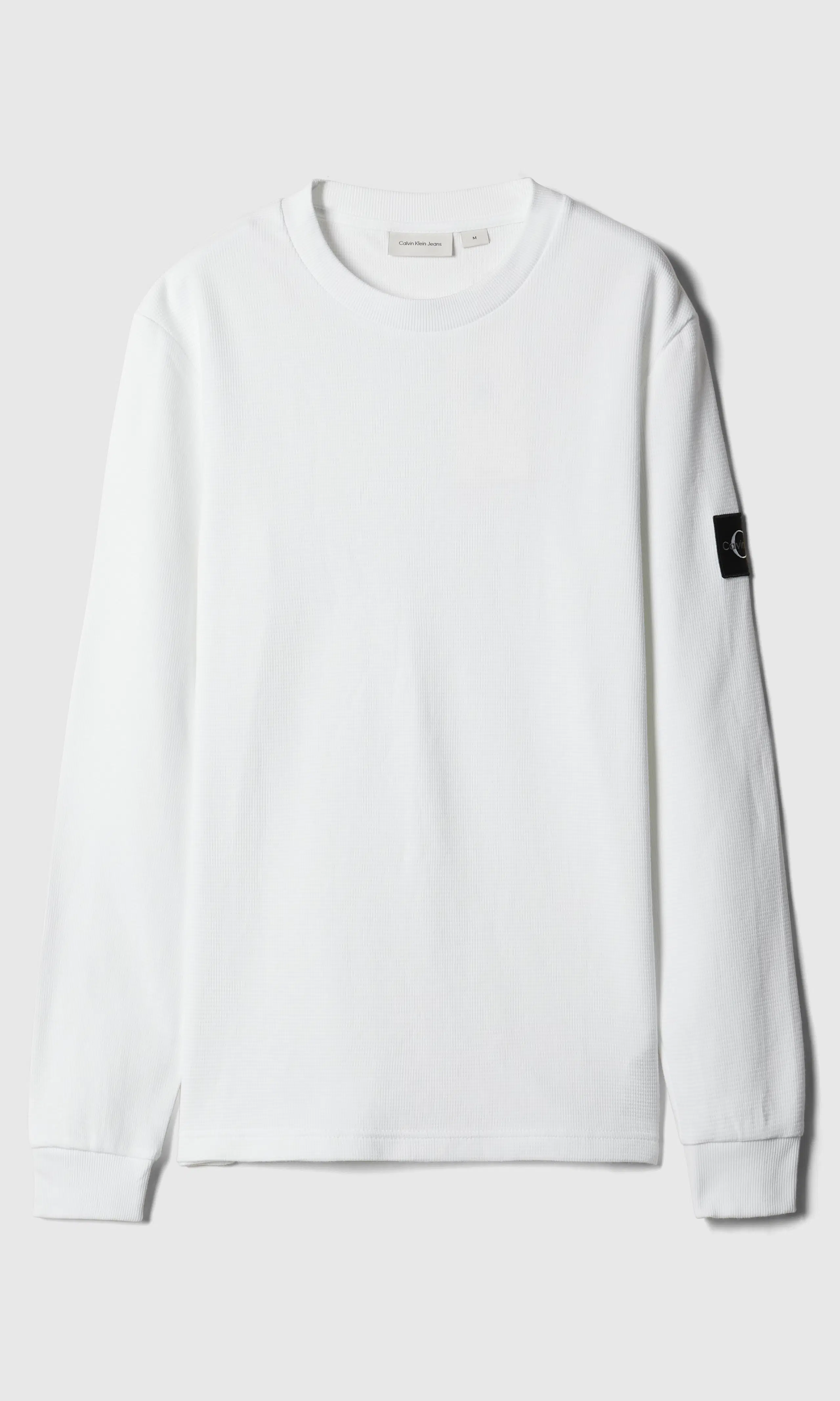 Badge Waffle Long Sleeve Vit Tröja. Front. Flat.