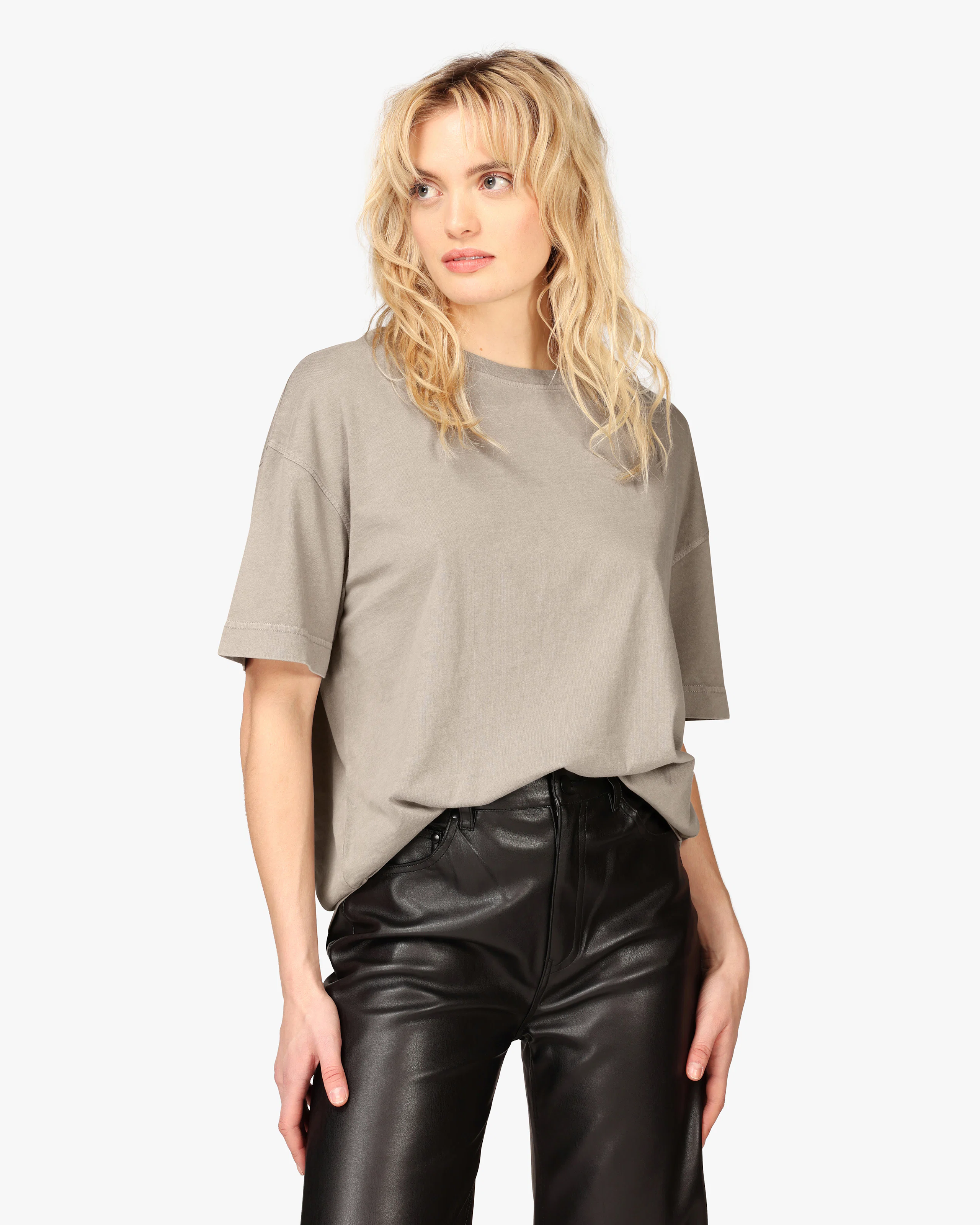 Saint T-Paita. Front. Model.