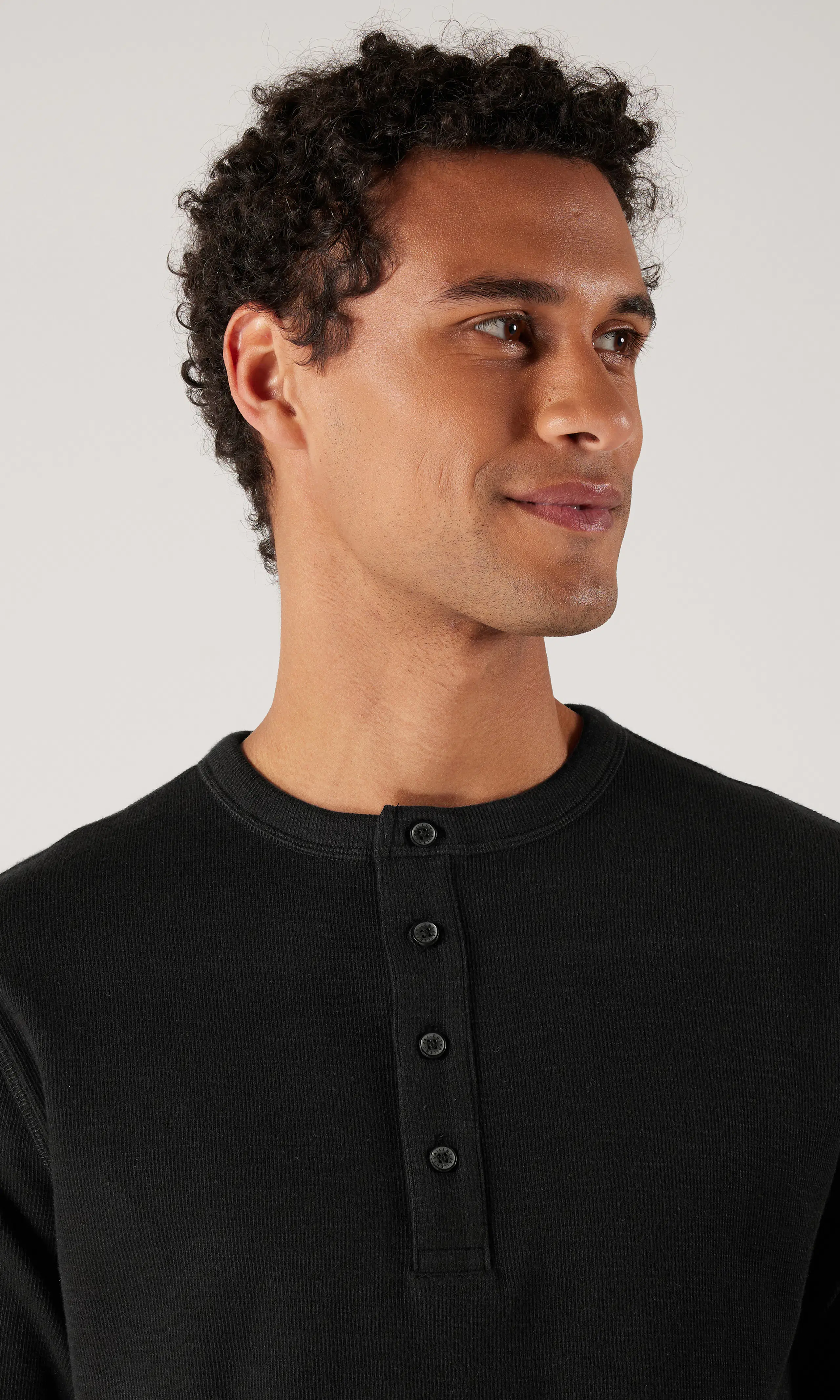 Jax Henley Pitkähihainen. Detail 1. Model.