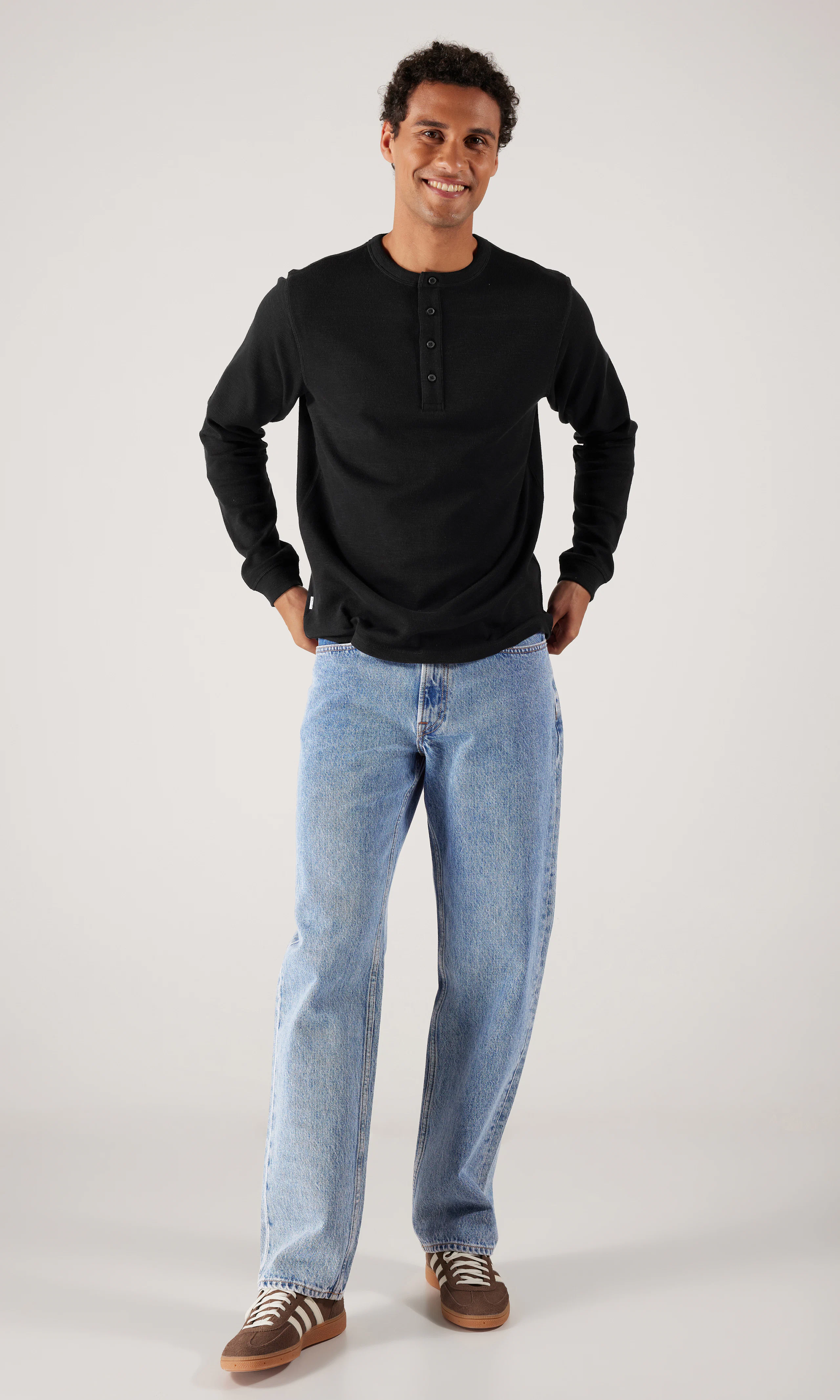 Jax Henley Pitkähihainen. Front 1. Model.