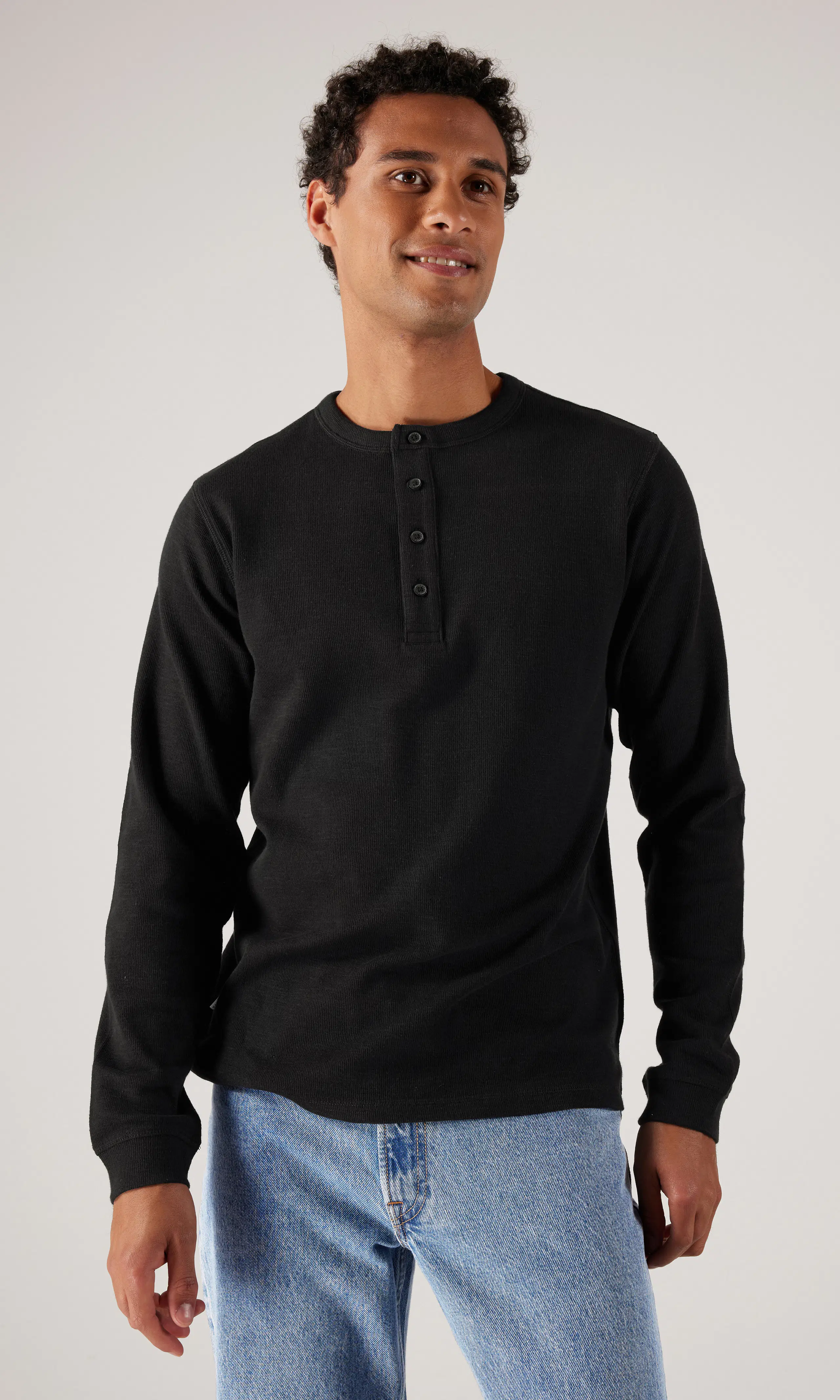 Jax Henley Pitkähihainen. Front. Model.