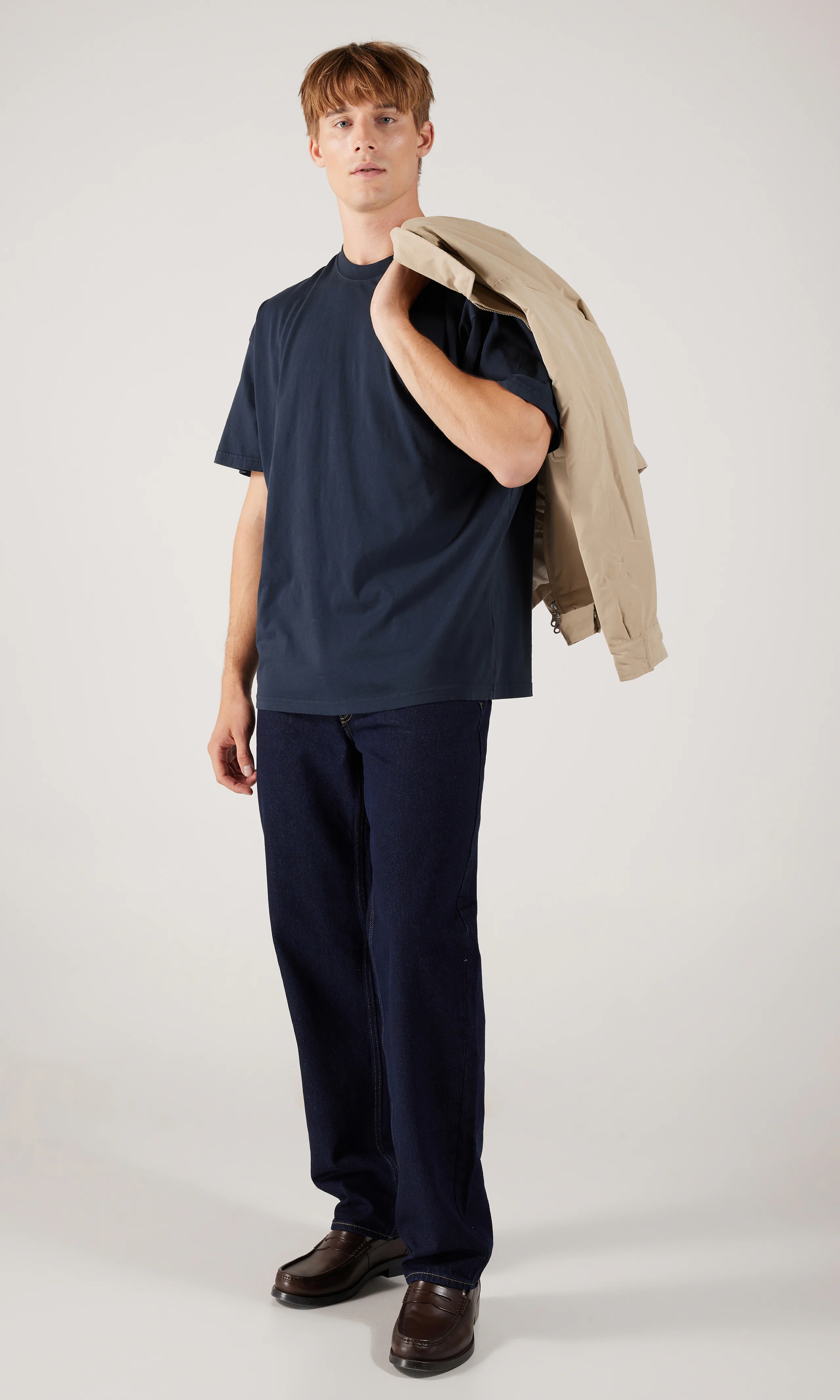 Moon Loose T-Paita. Front 1. Model.