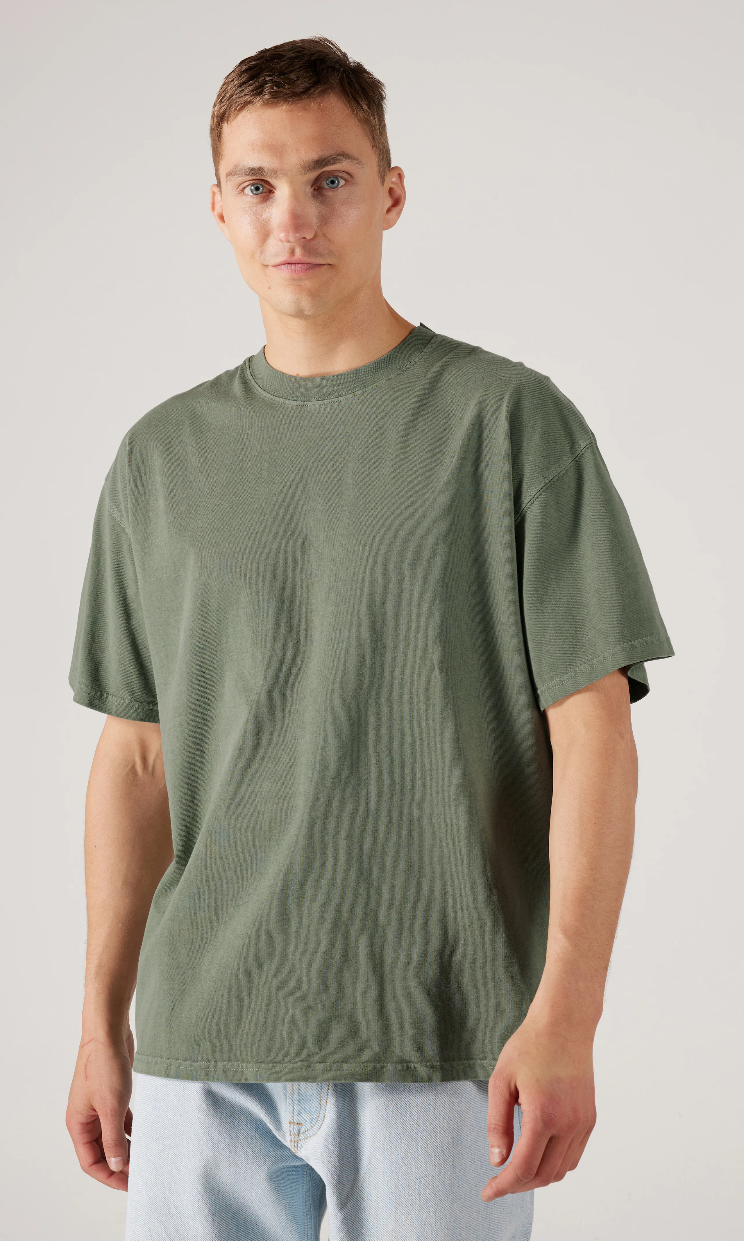 Moon Loose T-Paita. Front. Model.