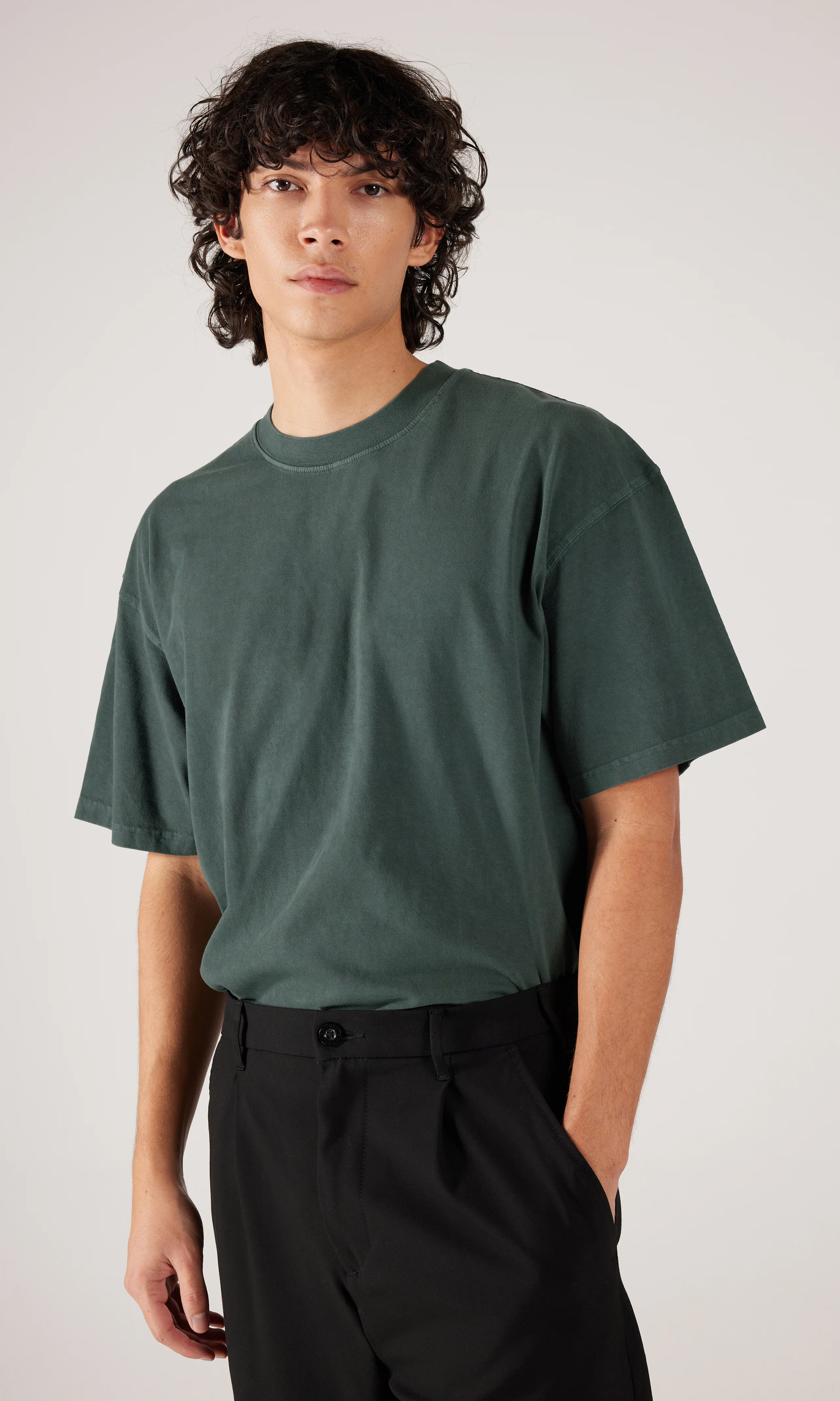 Moon Loose T-Paita. Front. Model.