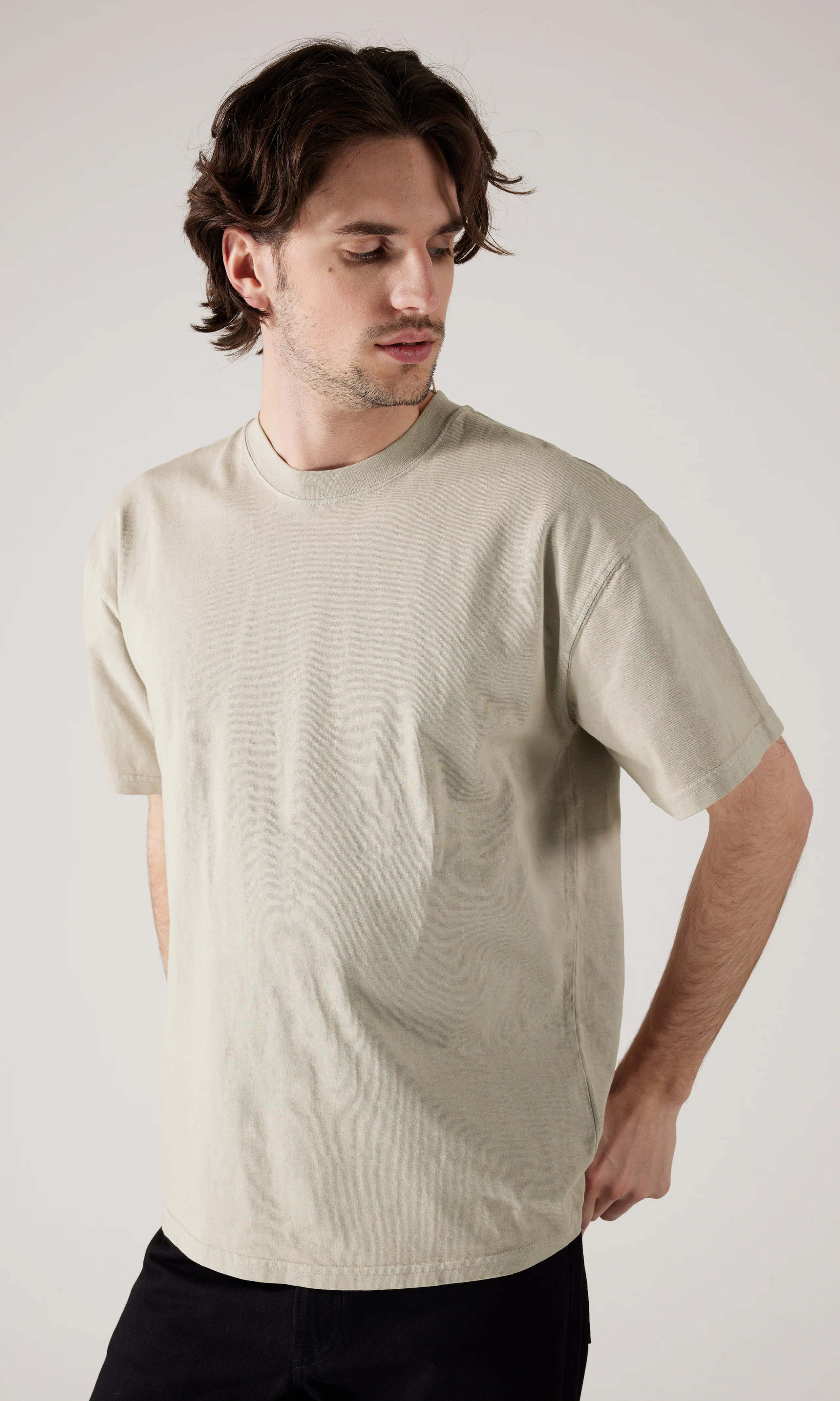 Moon Loose T-Paita. Front. Model.