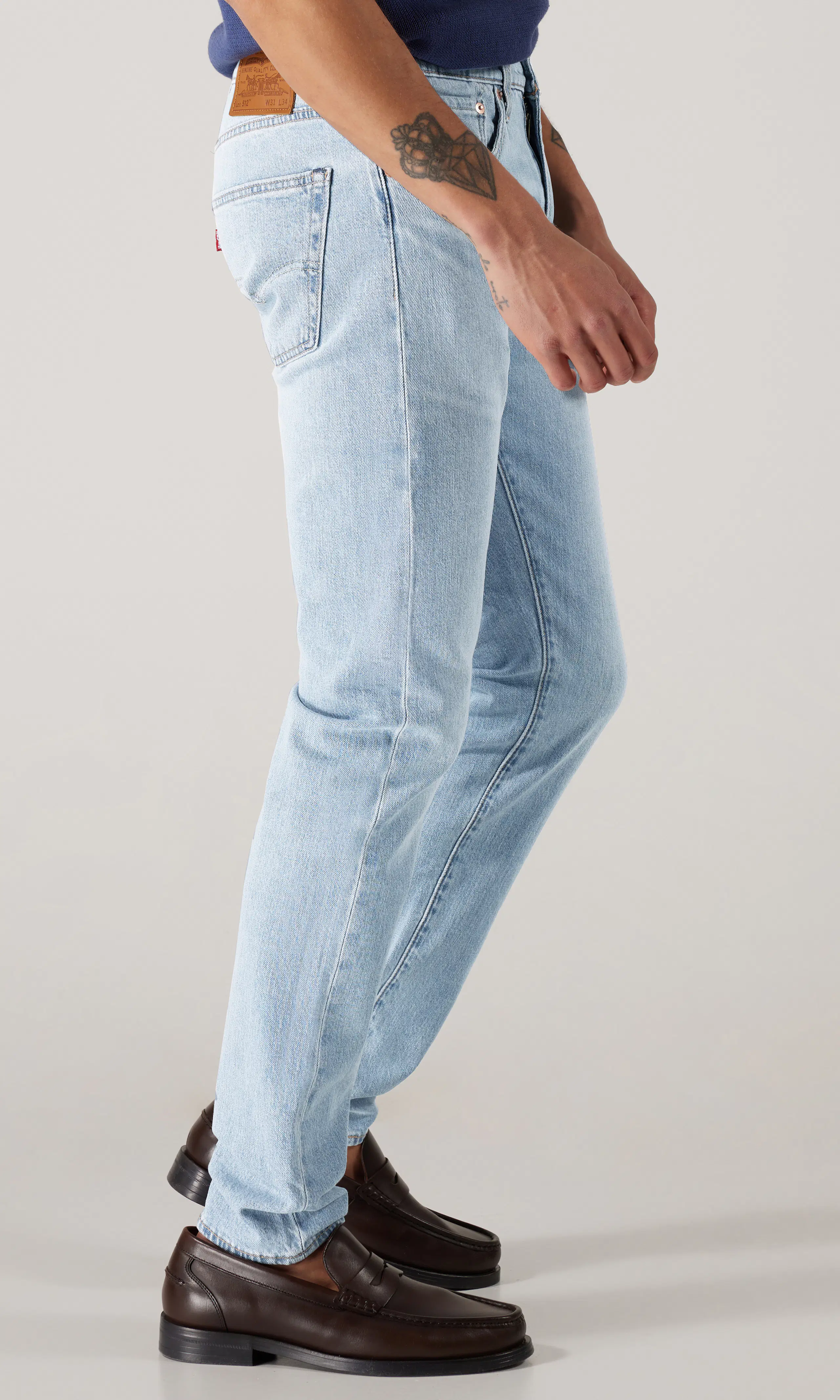512™ Slim Tapered Vaaleansiniset Farkut. Front 2. Model.
