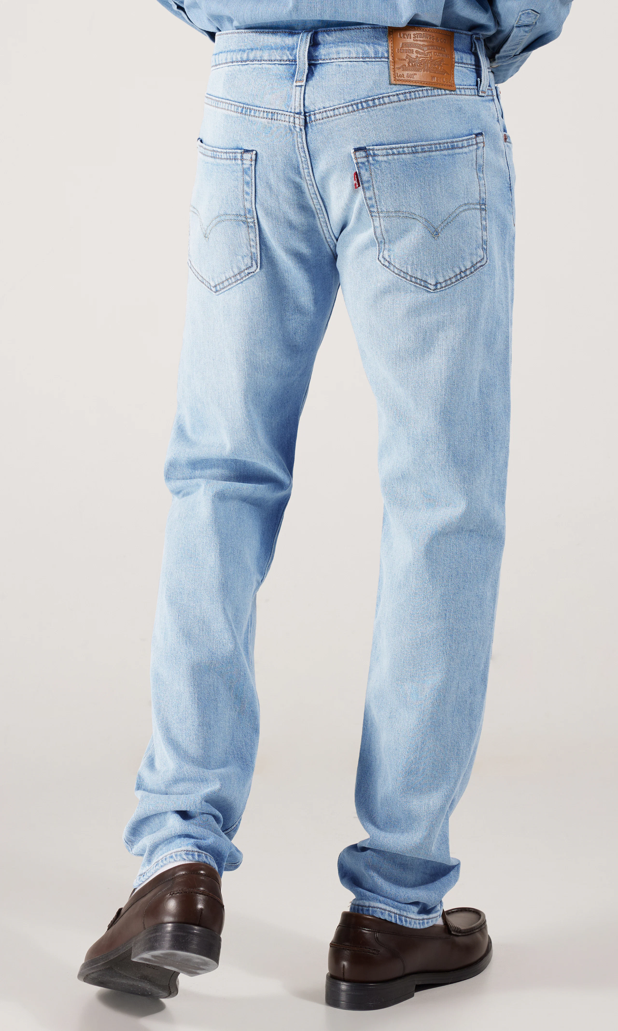 502™ Tapered Vaaleansiniset Farkut. Back. Model.