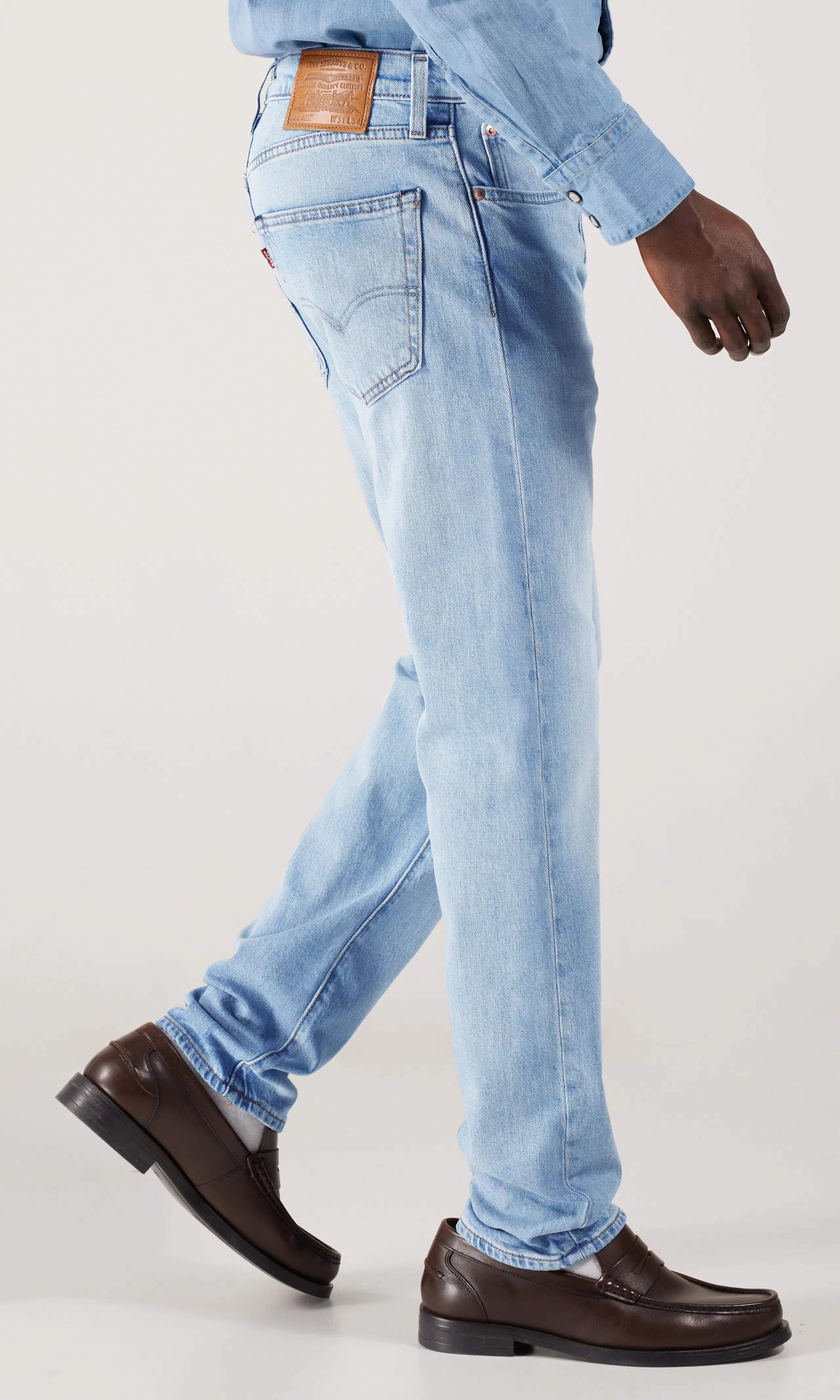 502™ Tapered Vaaleansiniset Farkut. Front 2. Model.
