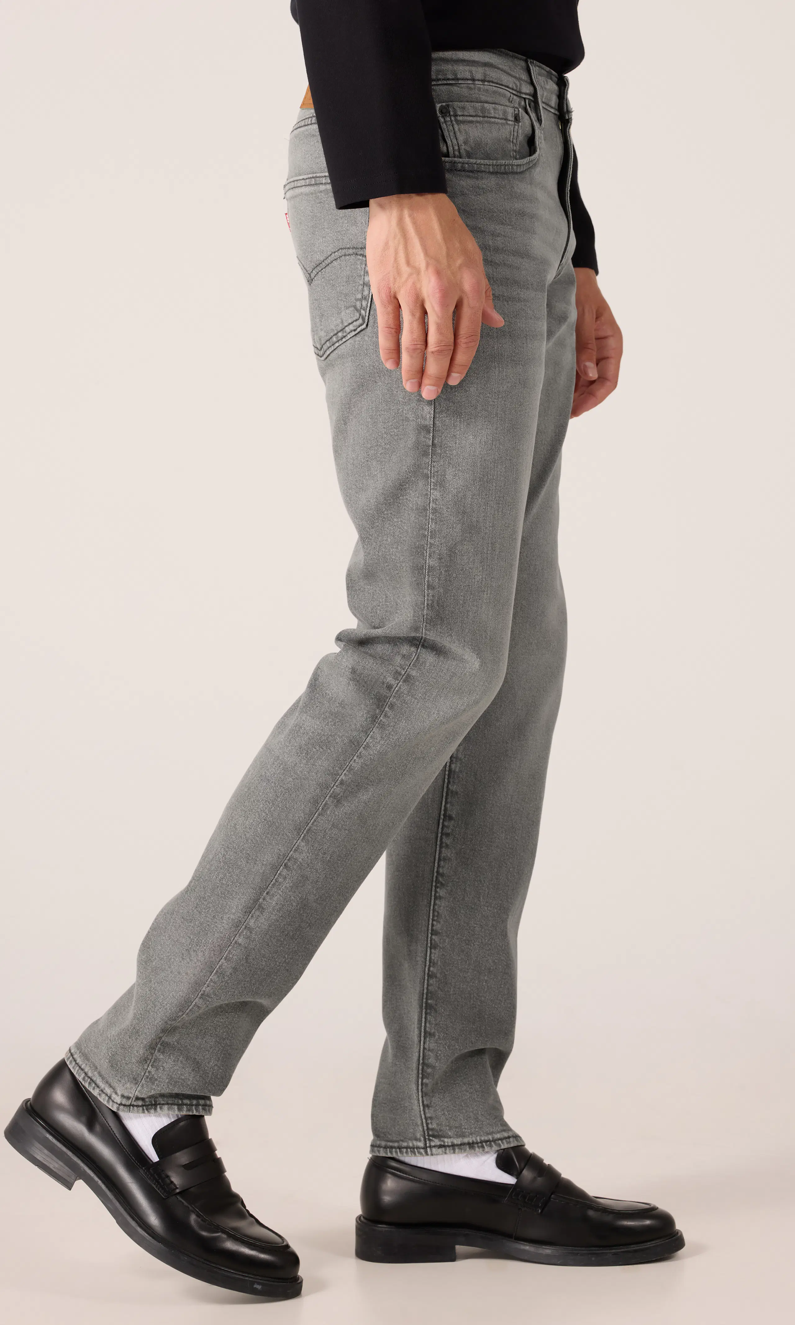 502™ Tapered Grå Jeans. Front 2. Model.