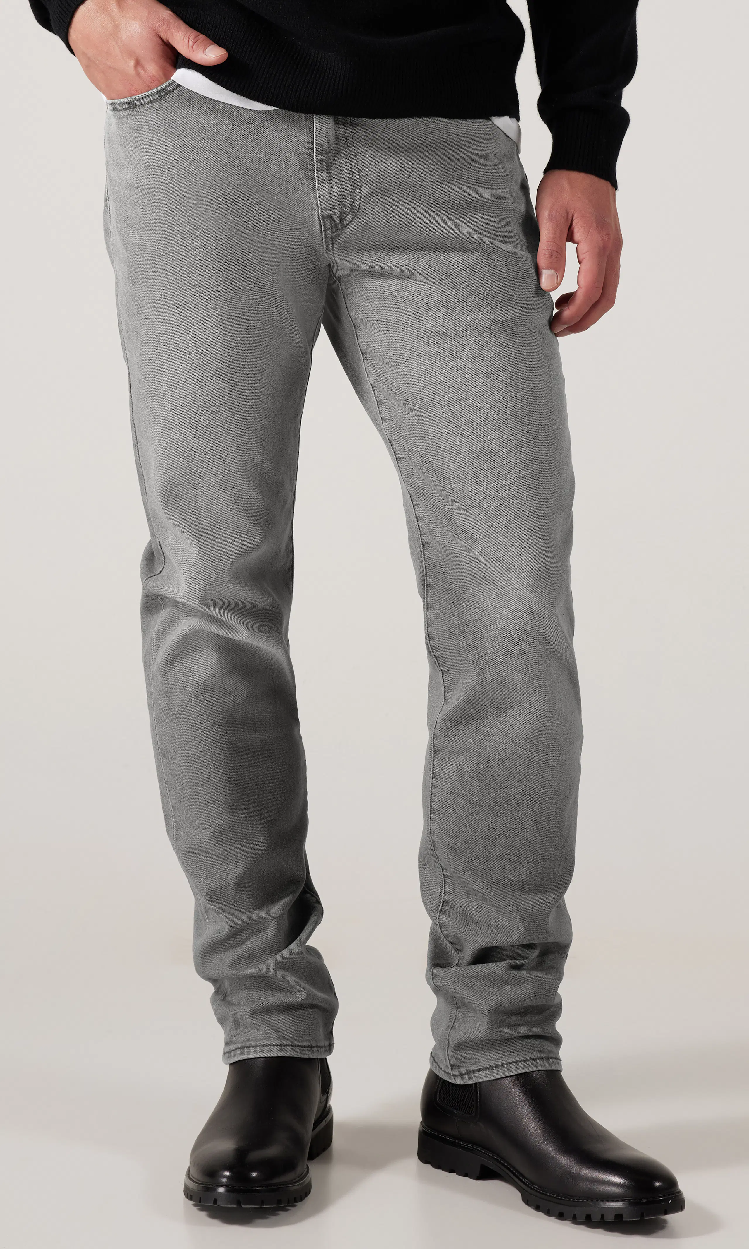 502™ Tapered Grå Jeans. Front. Model.