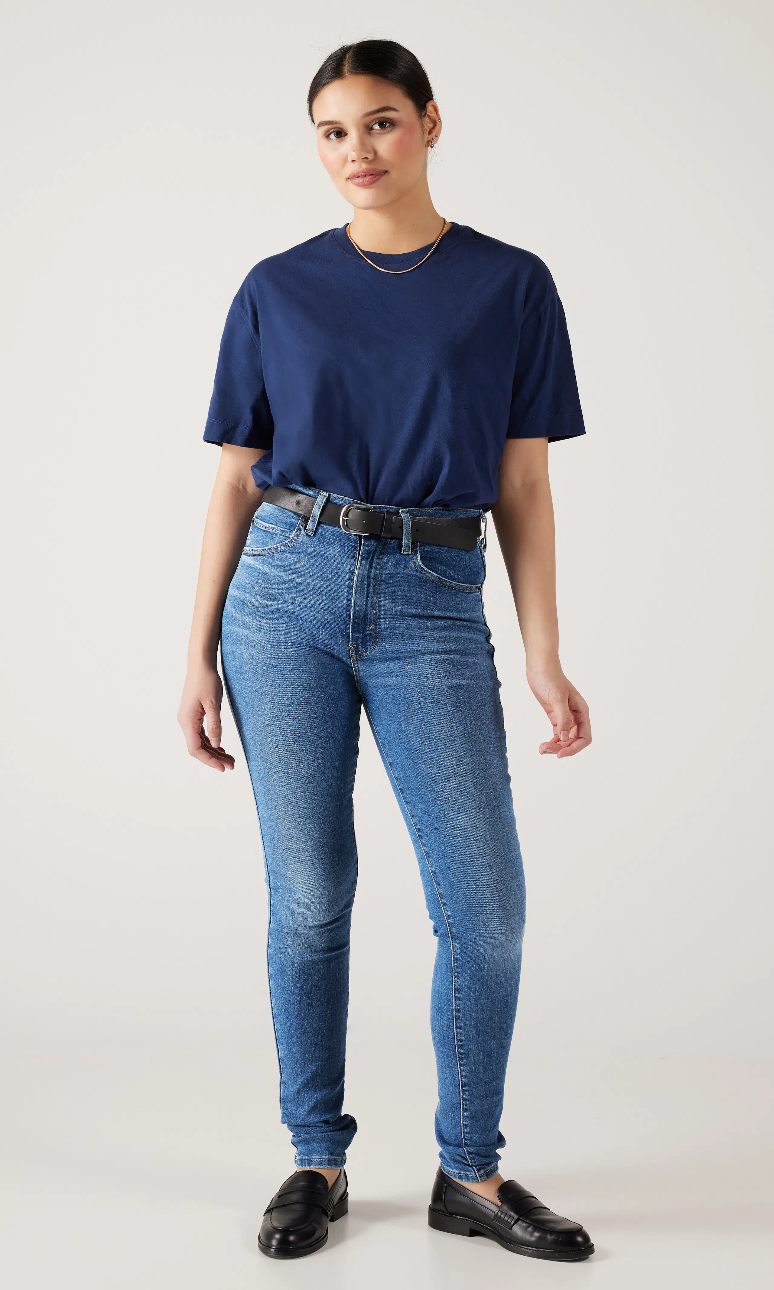 Retro High Skinny Ljusblå Jeans. Front 1. Model.