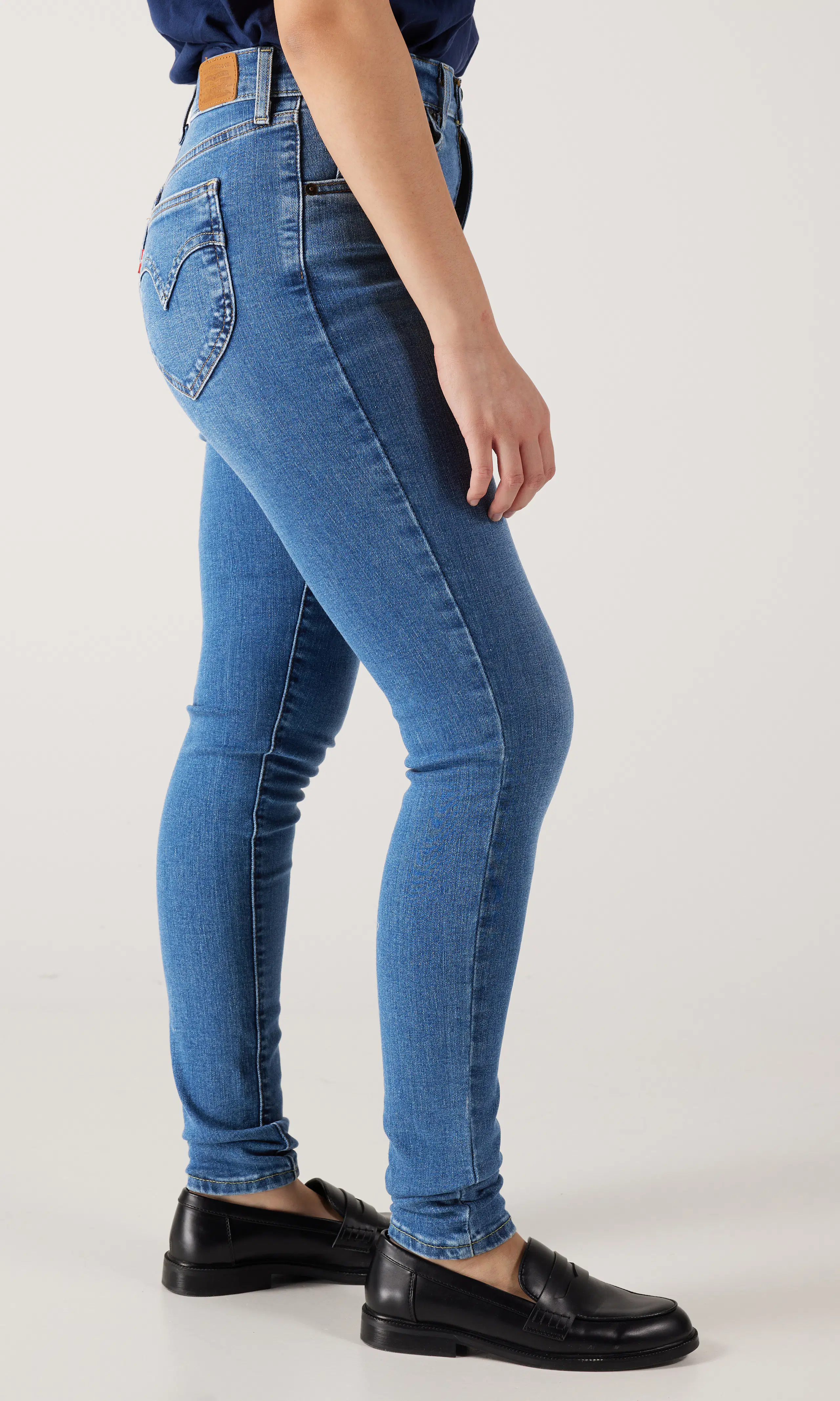 Retro High Skinny Ljusblå Jeans. Front 2. Model.