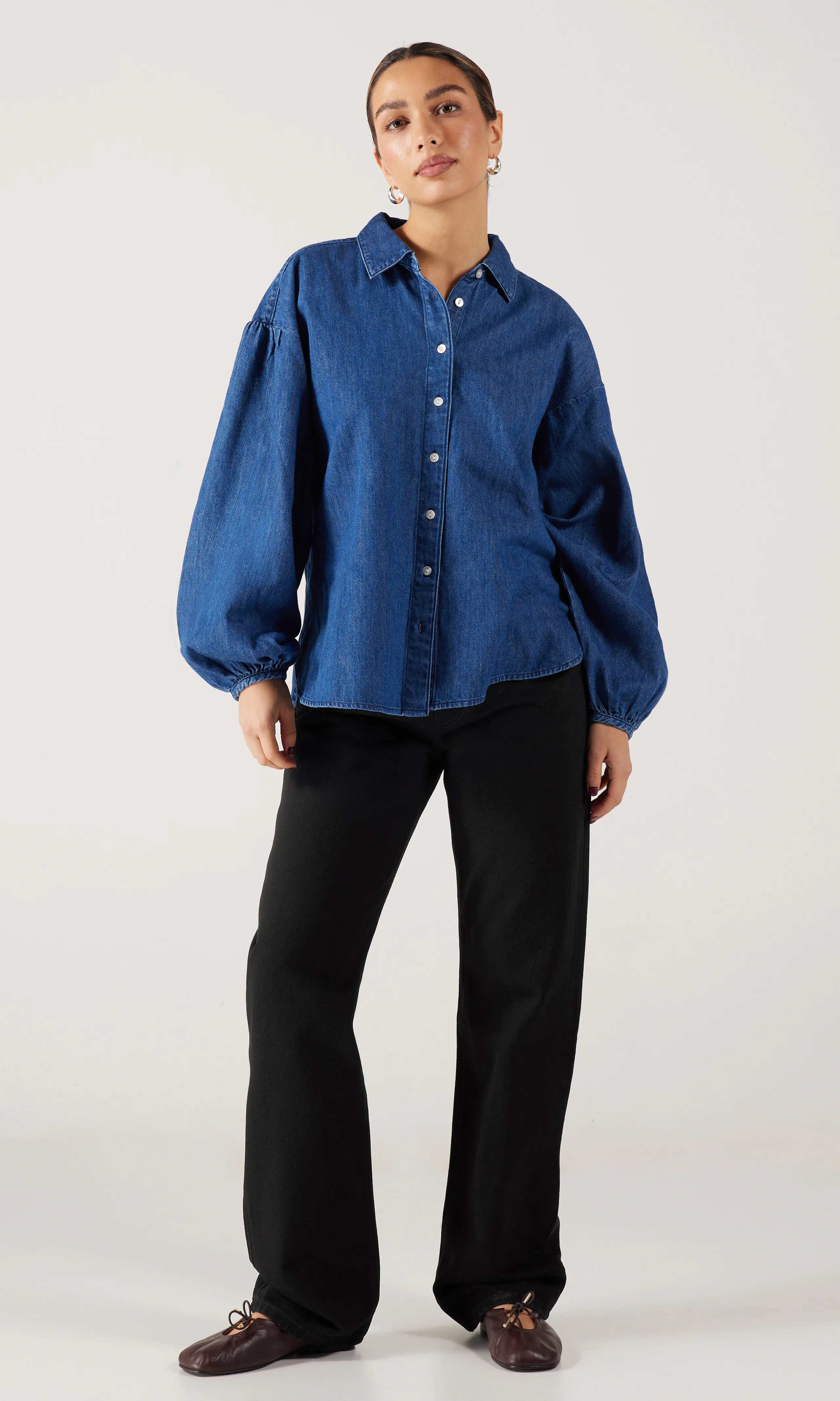 501® '90s Svart Jeans. Front 1. Model.