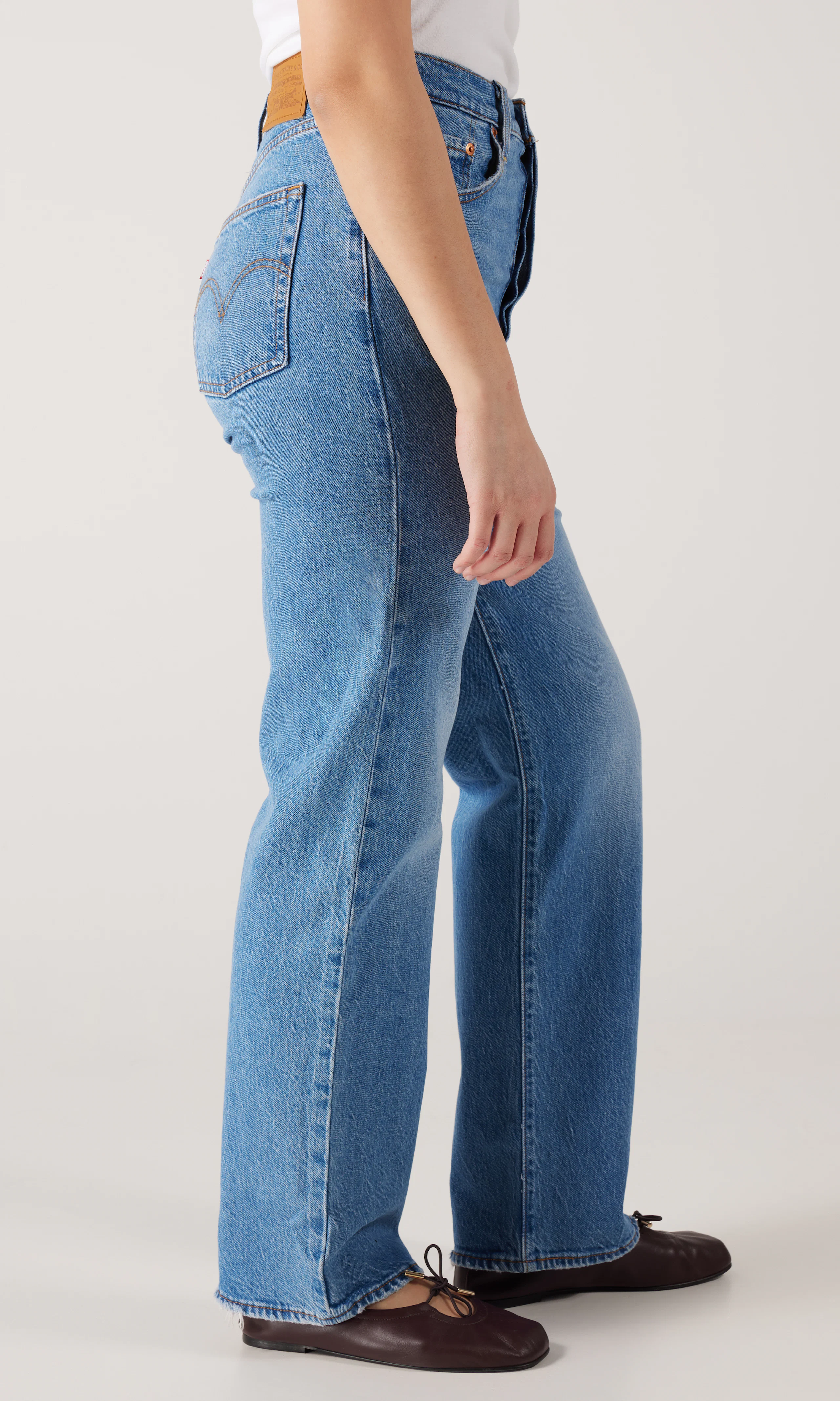 Ribcage Straight Ankle Medium Blå Jeans. Front 2. Model.