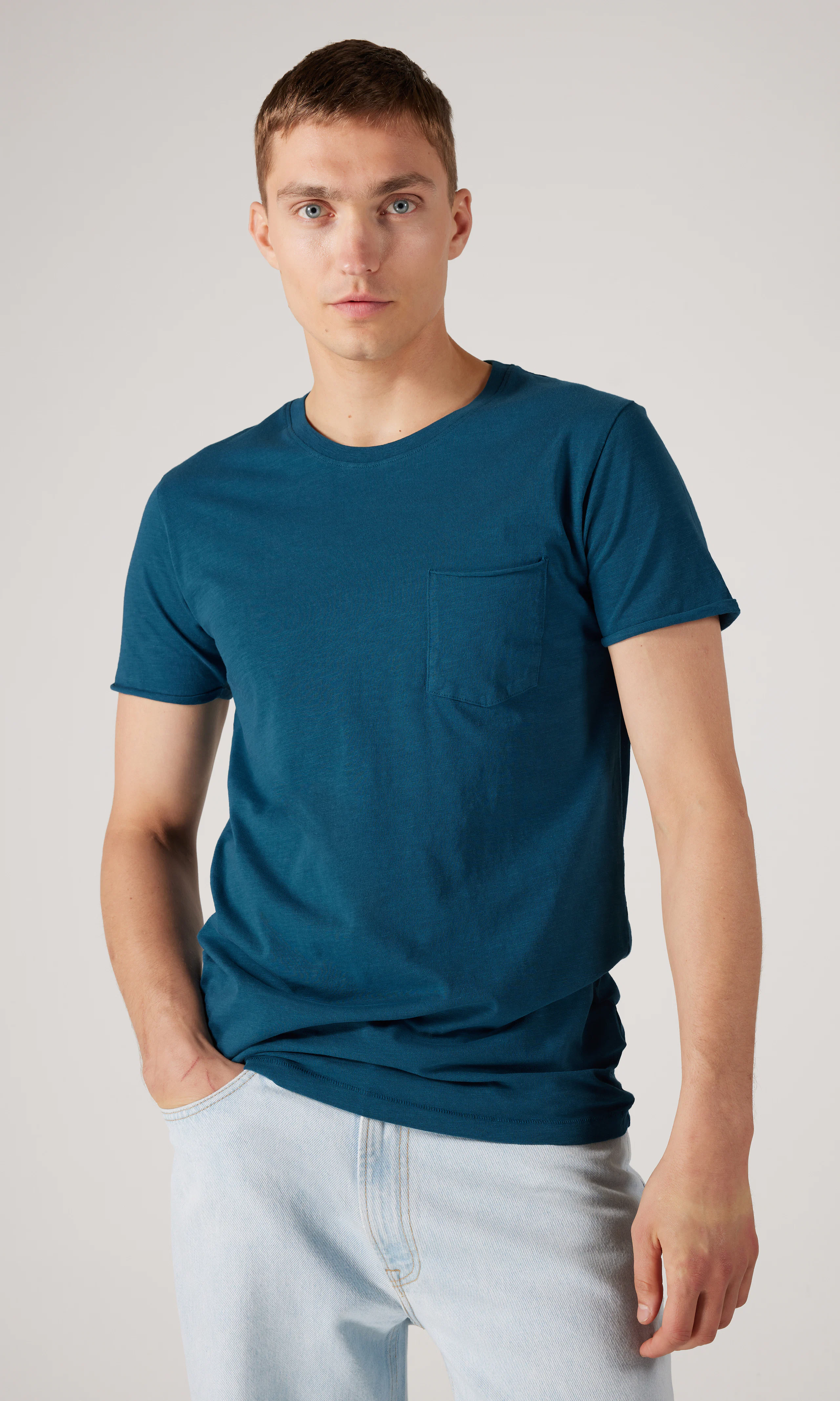 Buzz T-Paita. Front. Model.