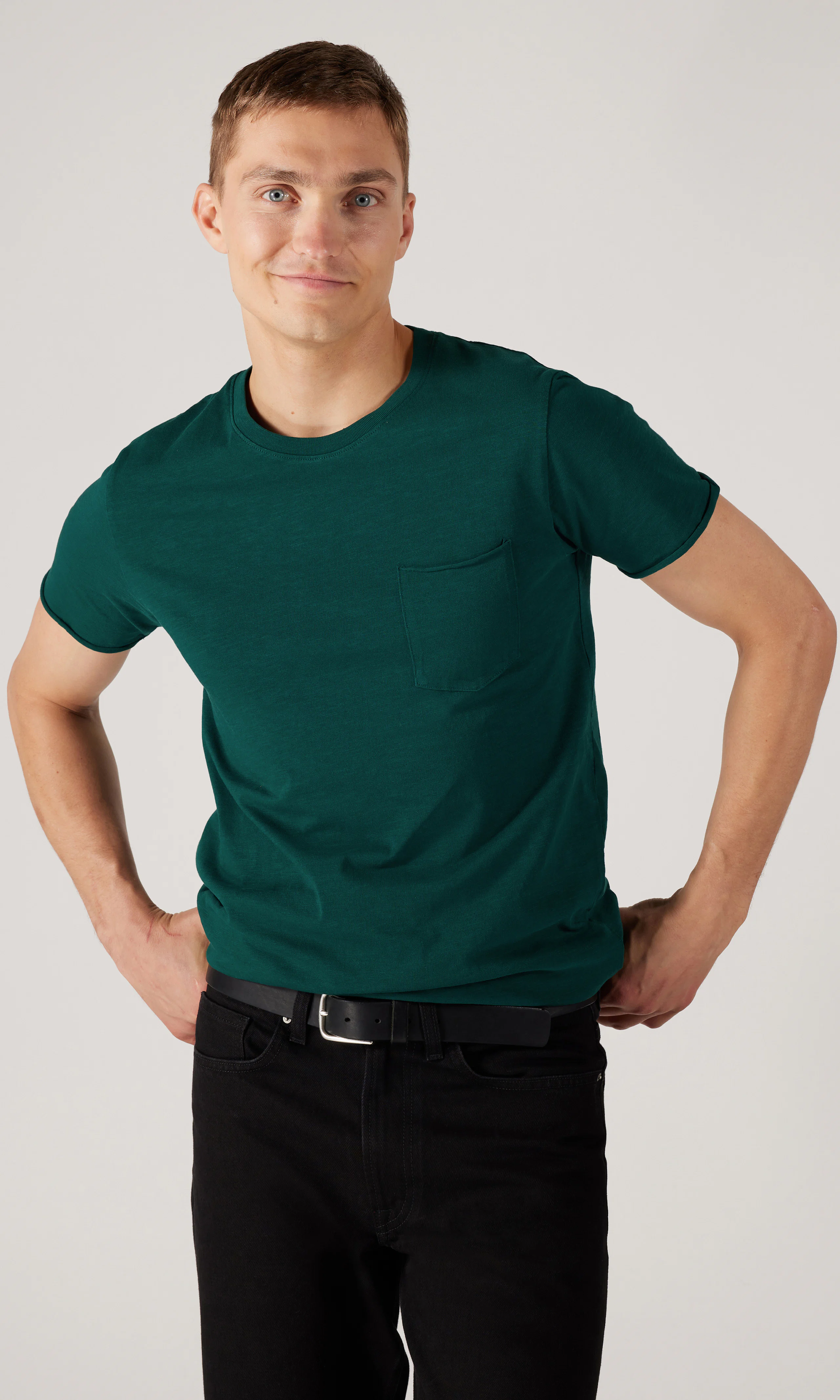 Buzz T-Paita. Front. Model.