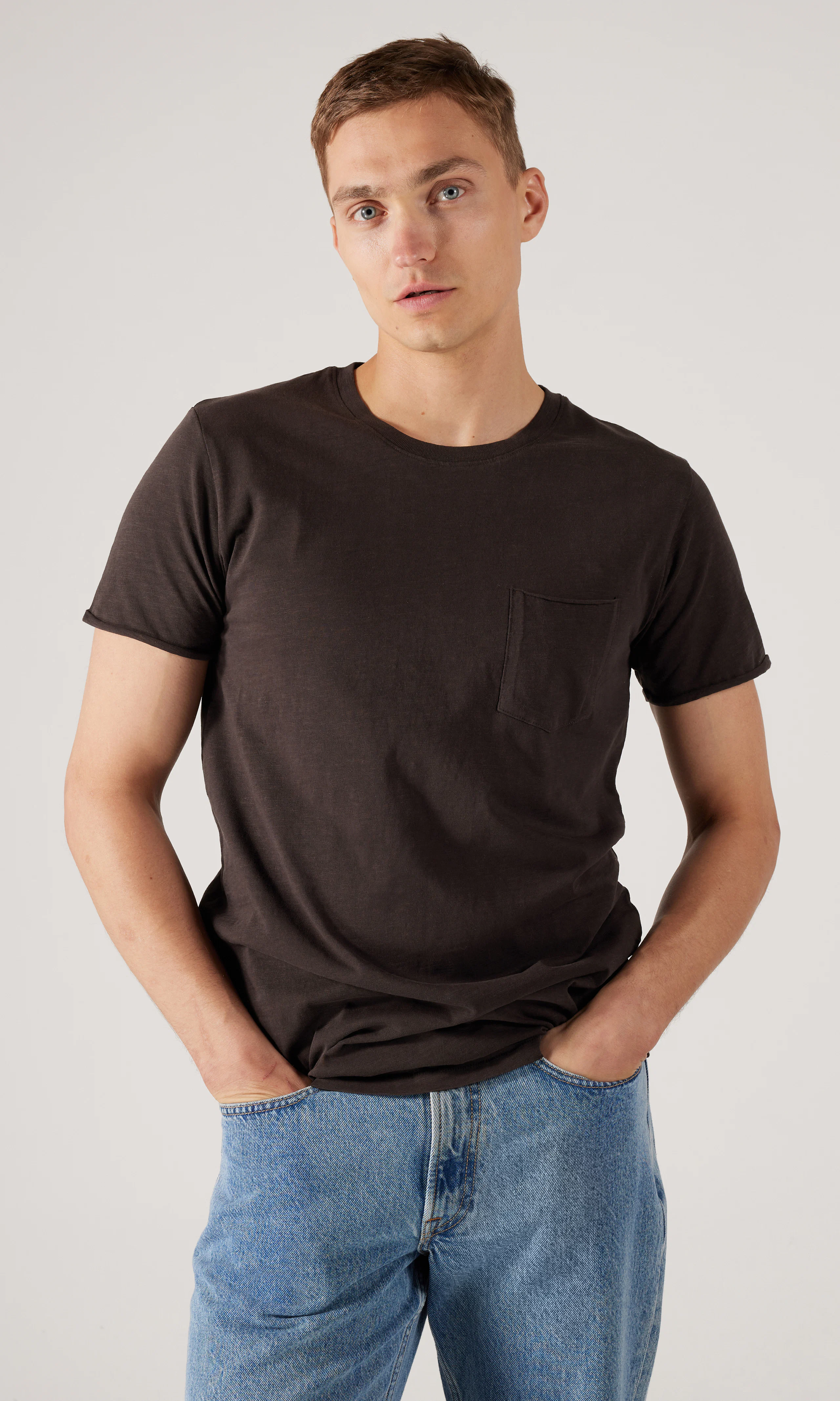 Buzz T-Paita. Front. Model.