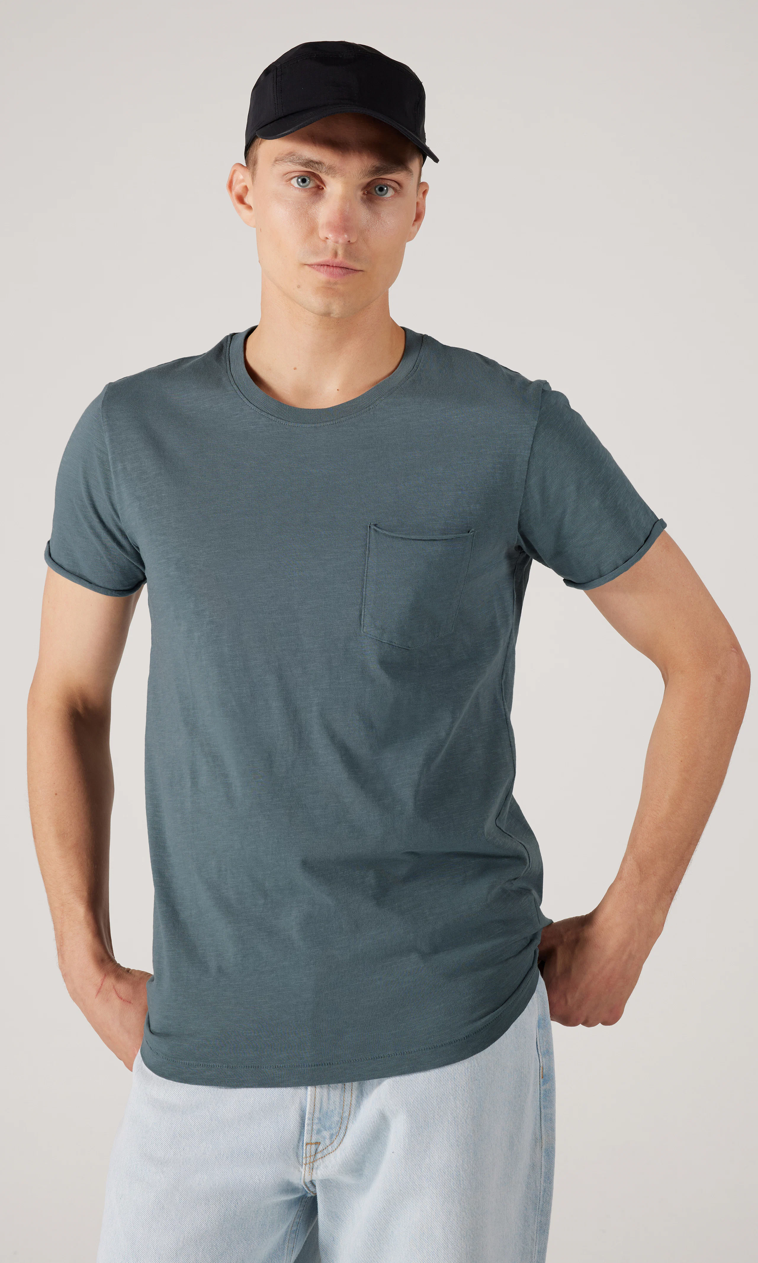 Buzz T-Paita. Front. Model.