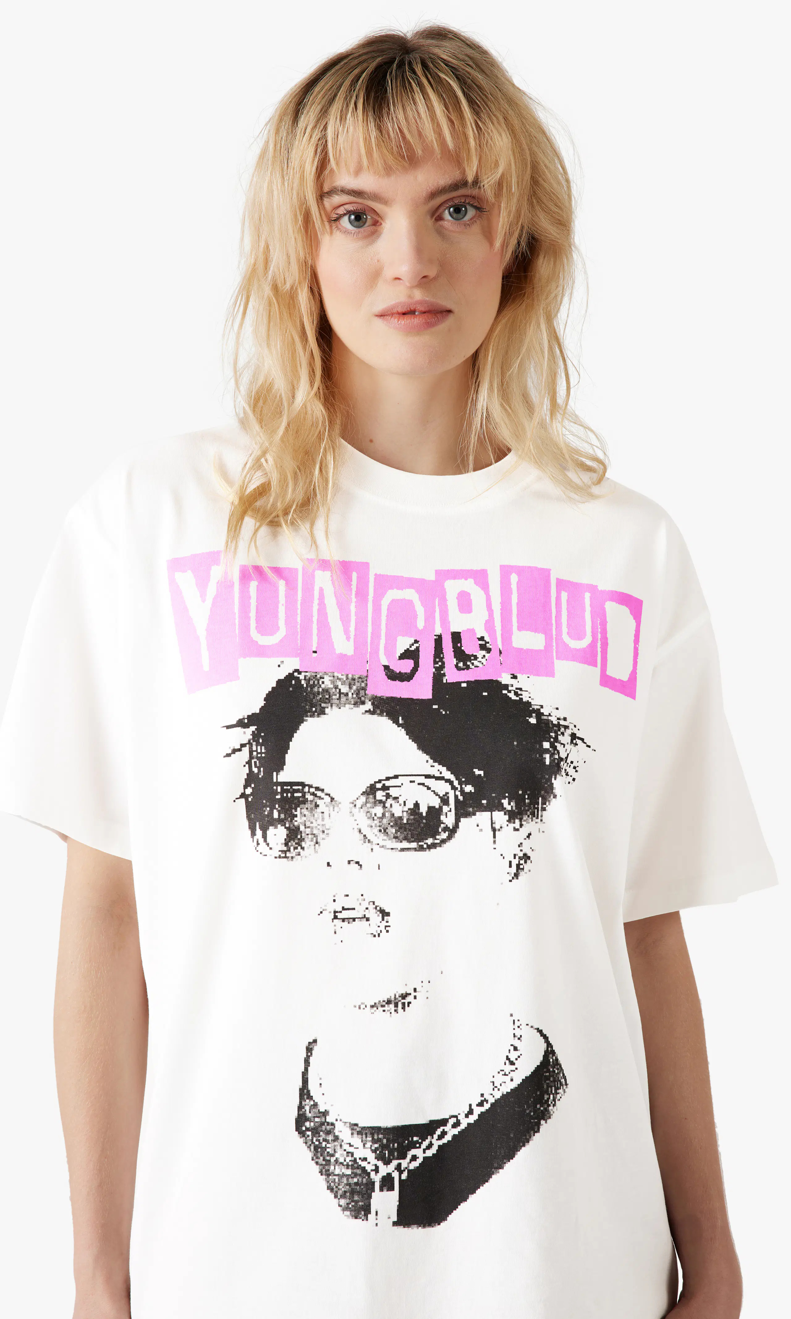 Yungblud Loose Fit T-Skjorte. Detail 1. Model.