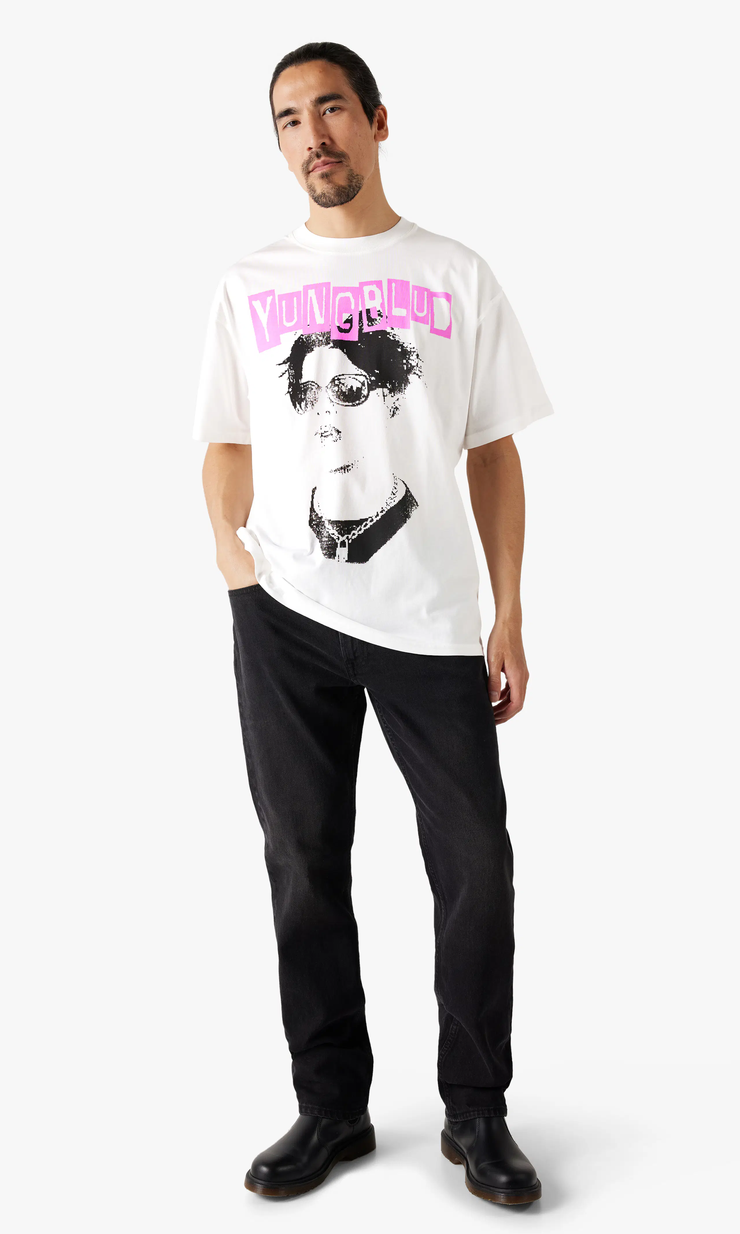 Yungblud Loose Fit T-Skjorte. Front 1. Model.