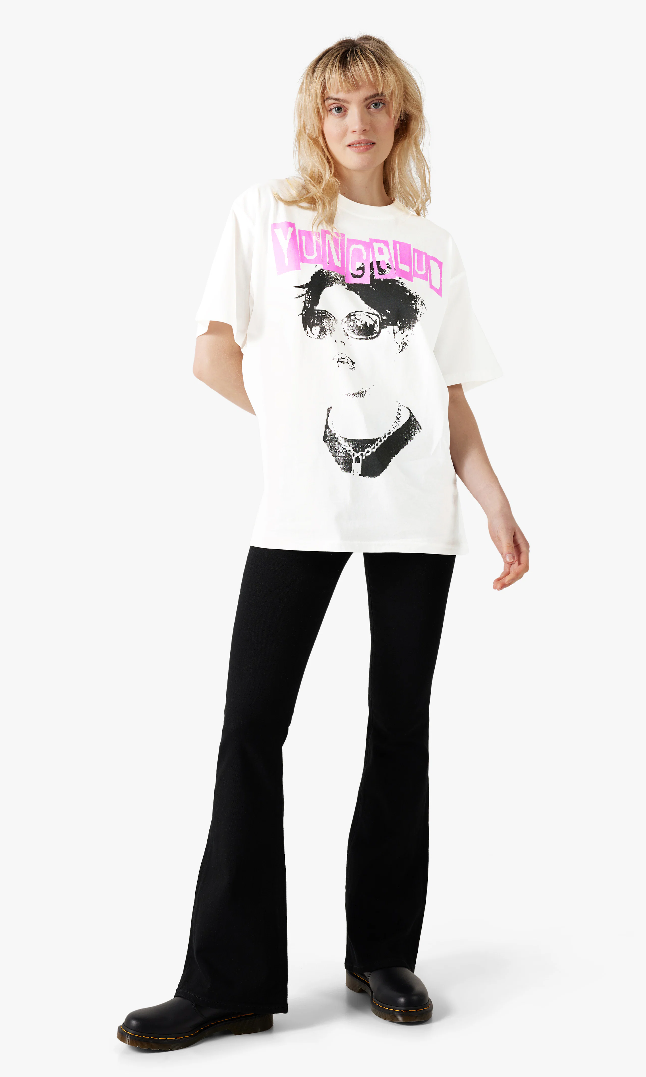 Yungblud Loose Fit T-Paita. Front 2. Model.