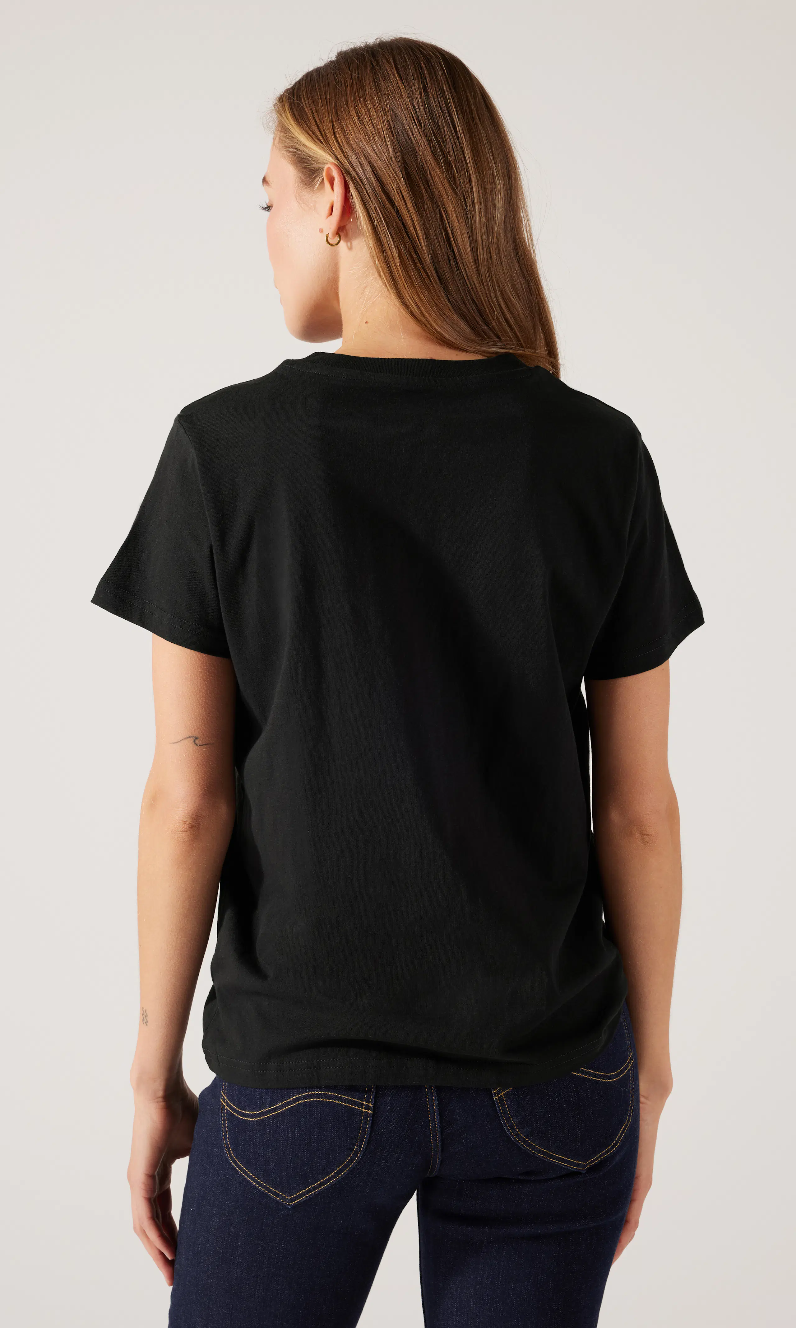 Logo Svart T-Skjorte. Back. Model.