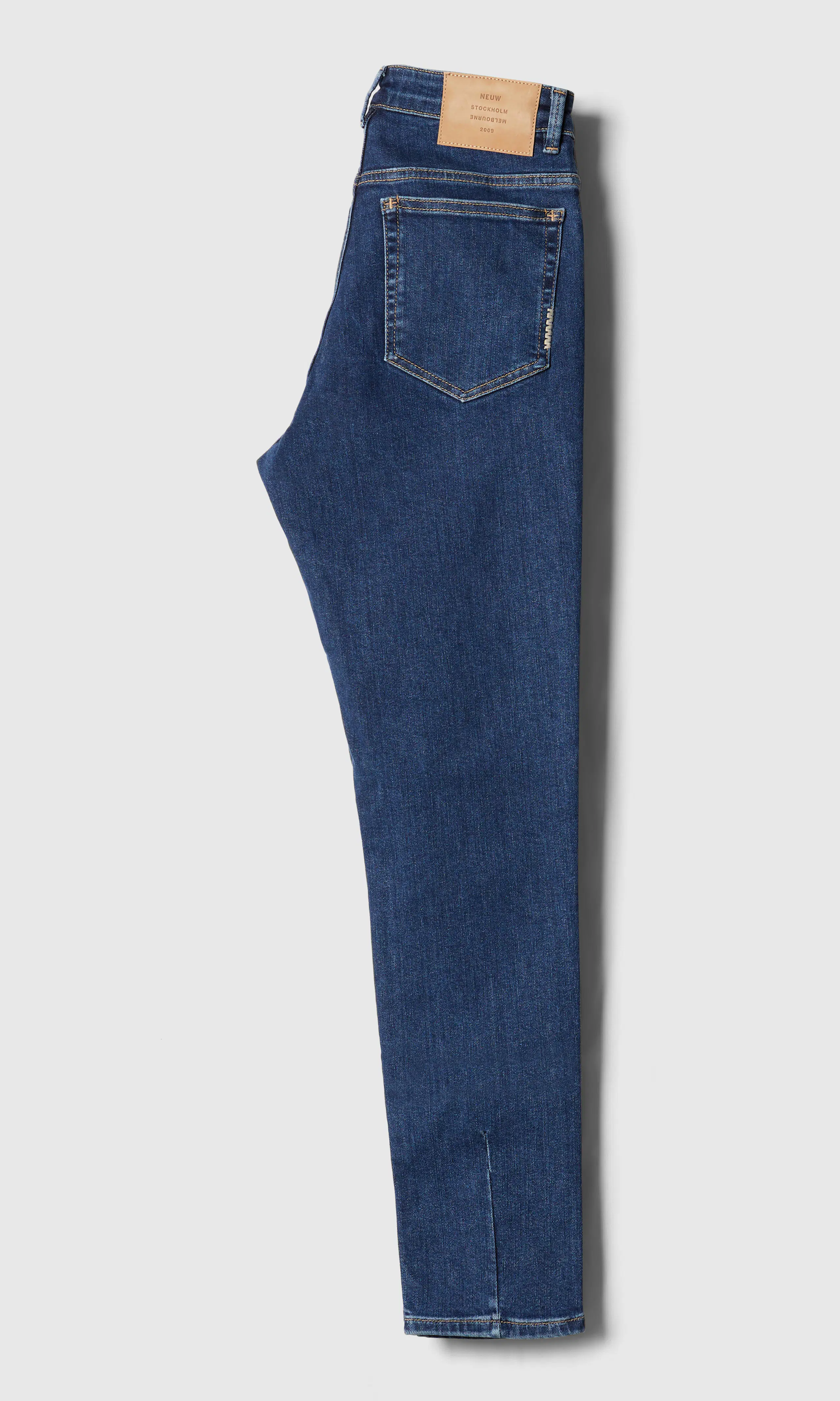Lola Mom Medium Blå Jeans. Back. Flat.