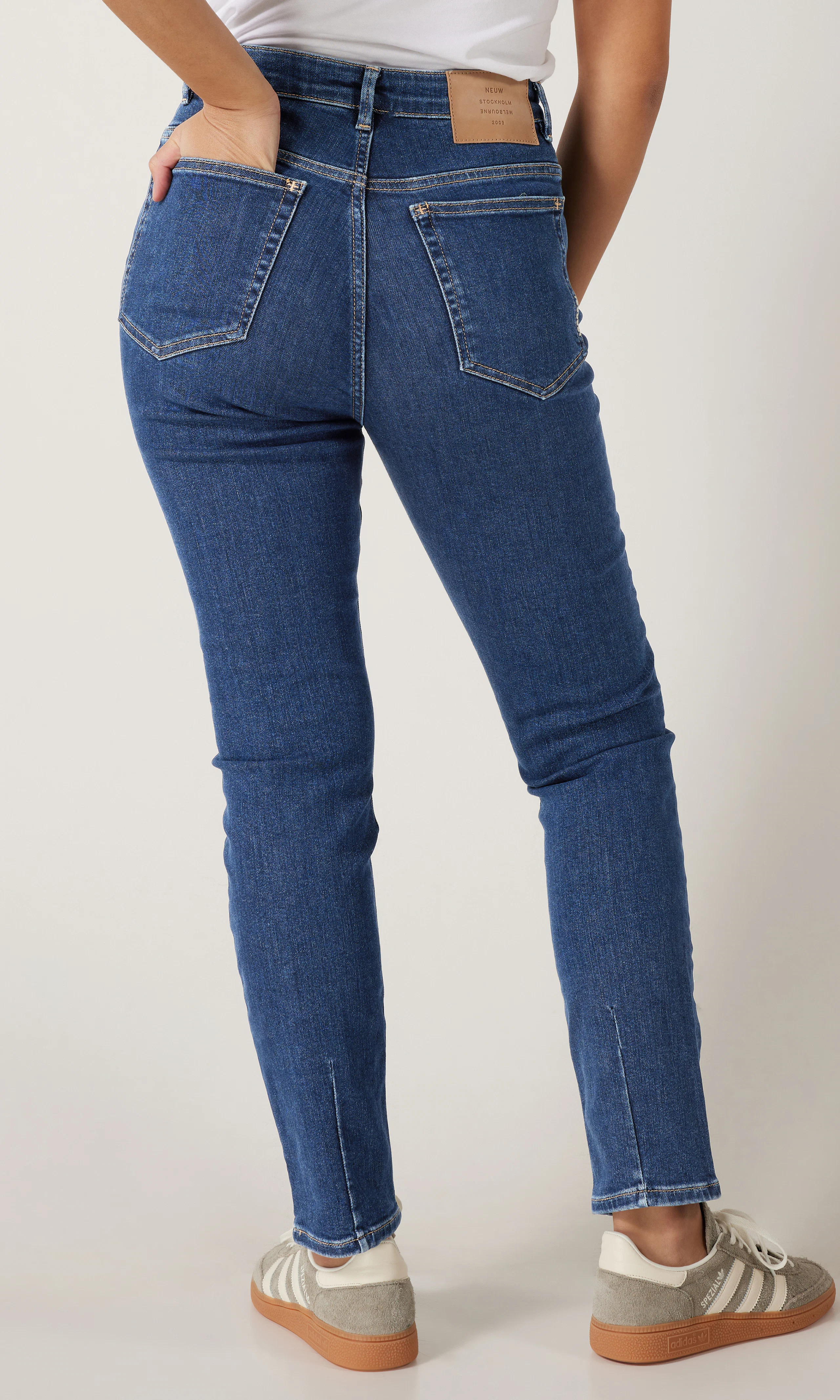 Lola Mom Medium Blå Jeans. Back. Model.