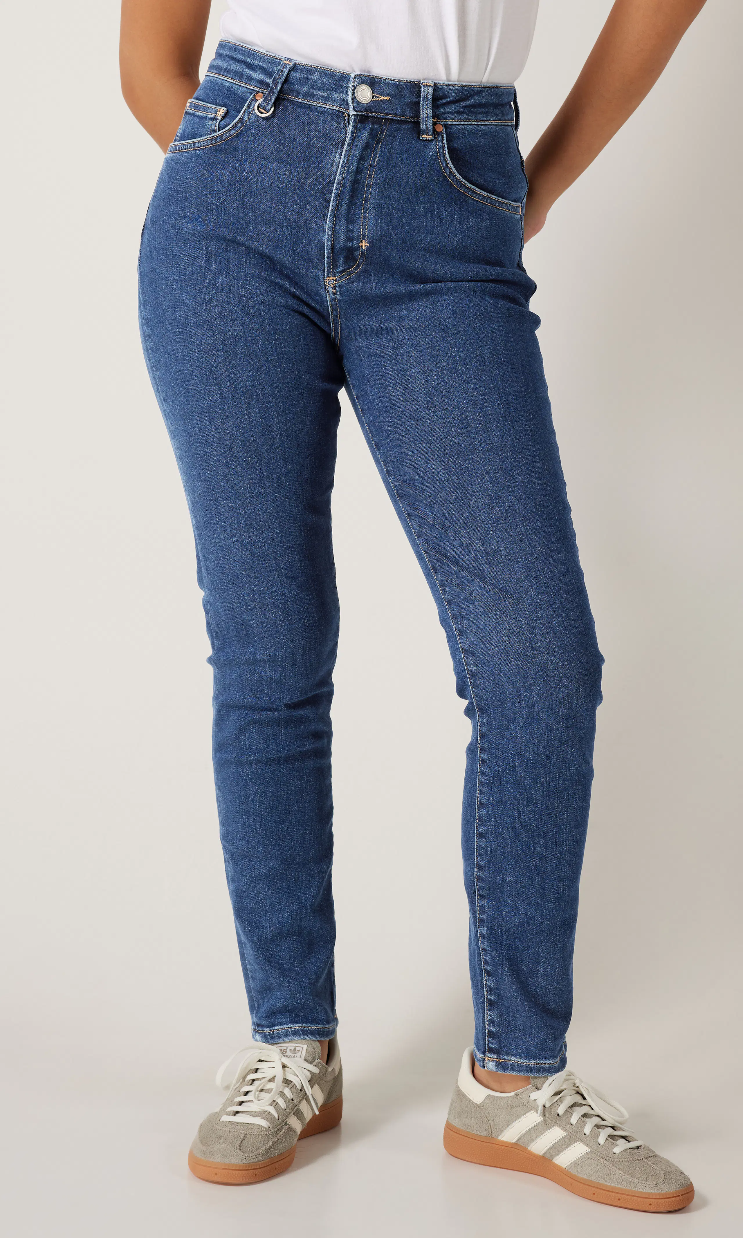 Lola Mom Medium Blå Jeans. Front. Model.