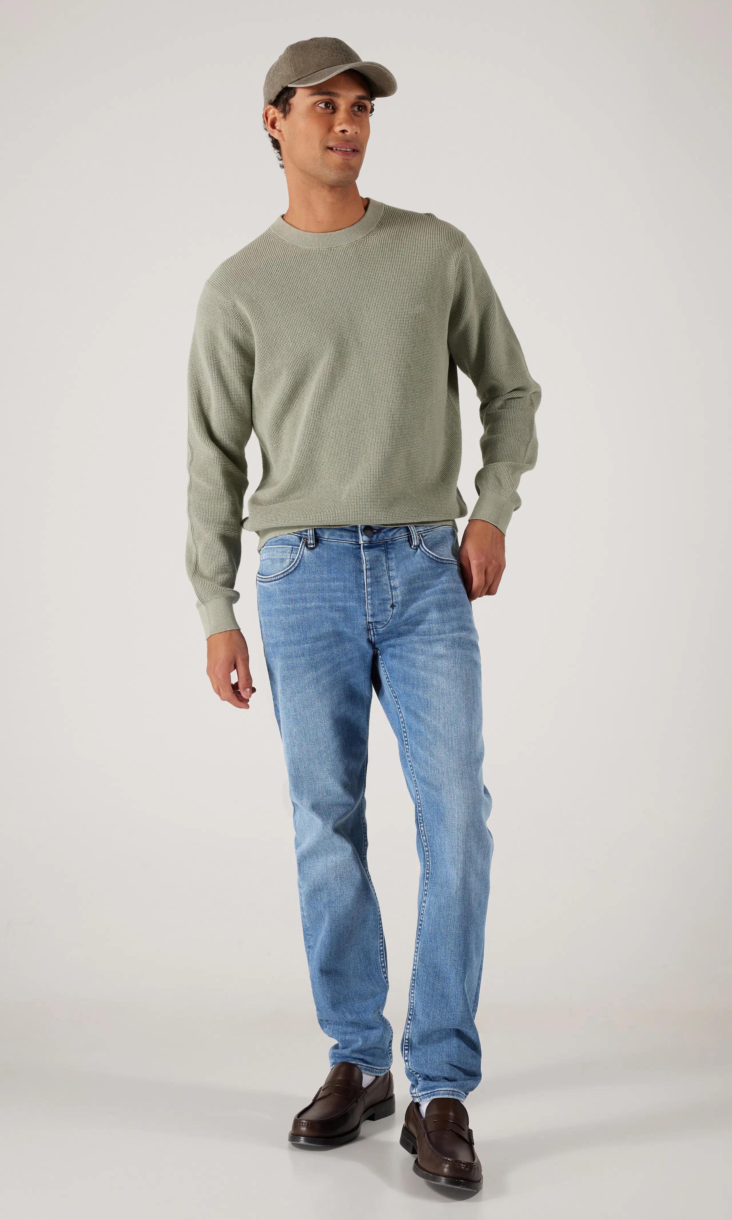 Ray Tapered Mendium Blå Jeans. Front 1. Model.