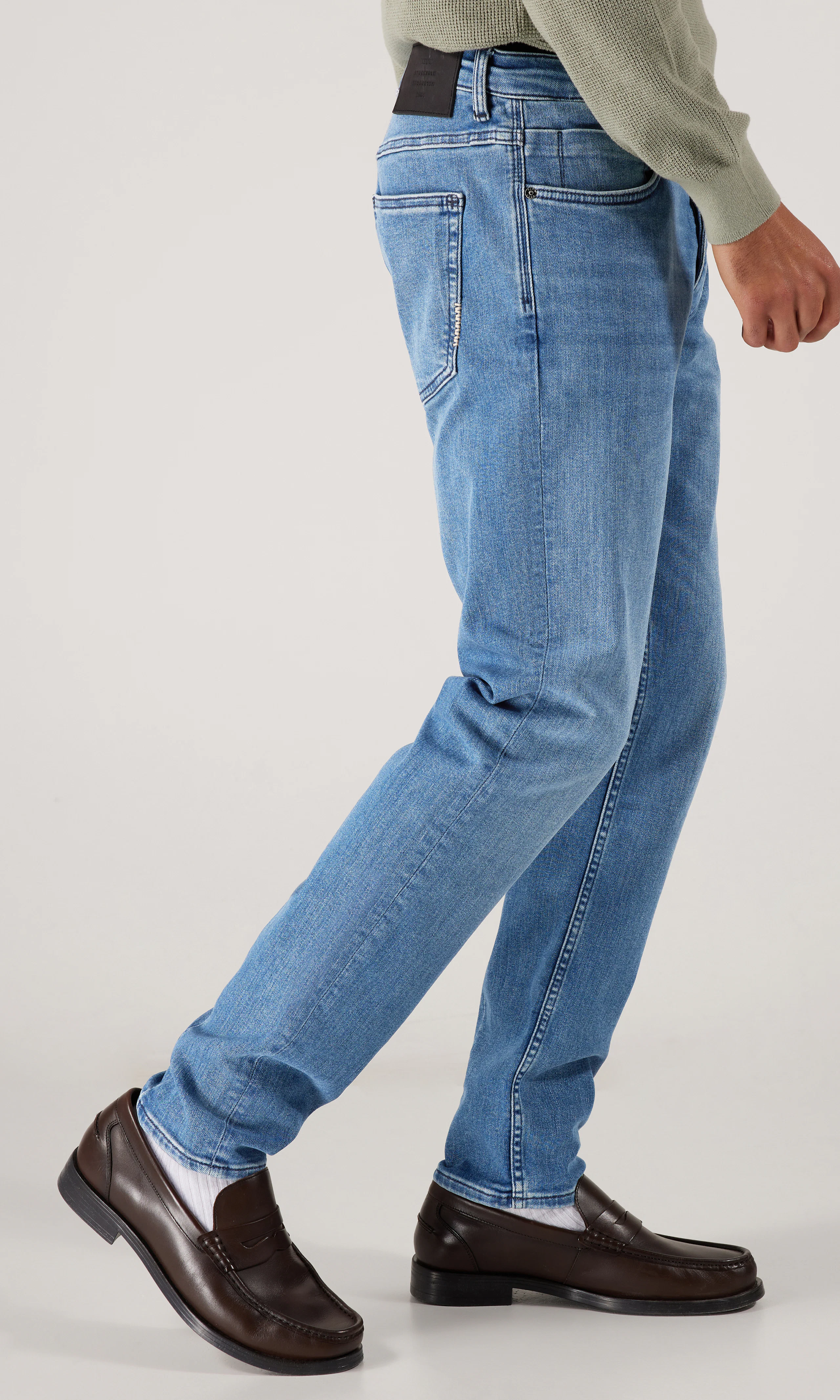 Ray Tapered Mendium Blå Jeans. Front 2. Model.