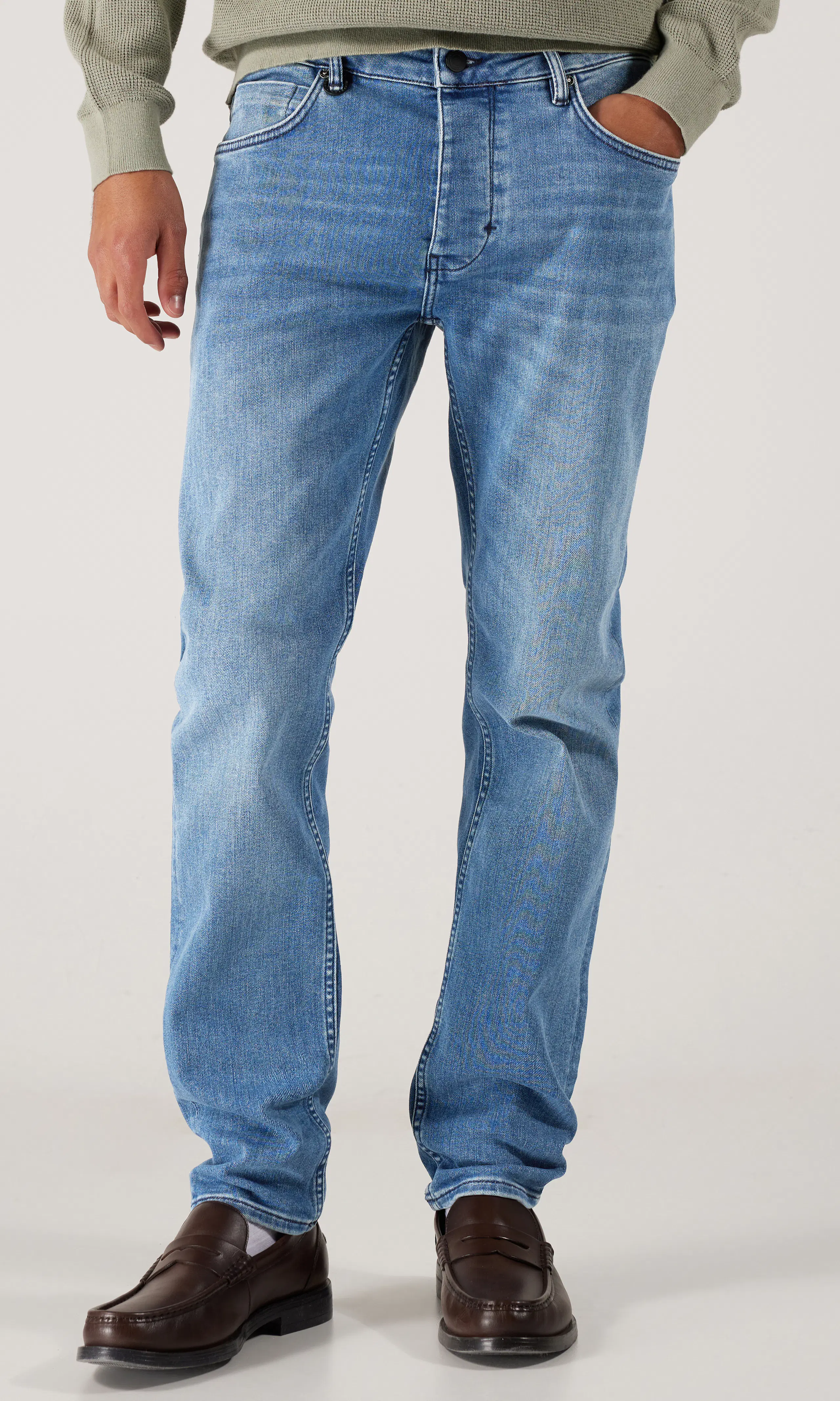 Ray Tapered Mendium Blå Jeans. Front. Model.