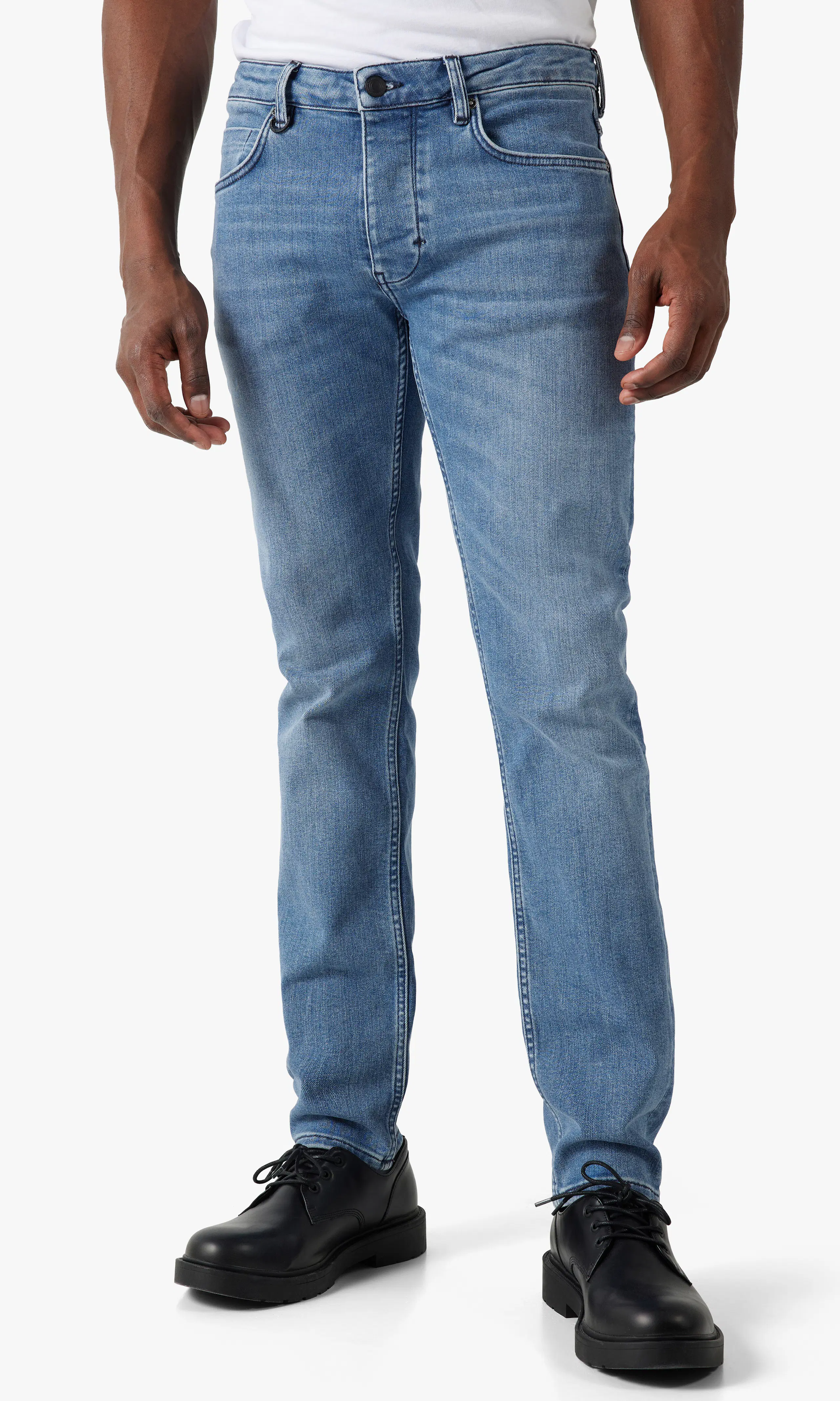 Ray Tapered Mendium Blå Jeans. Front. Model.