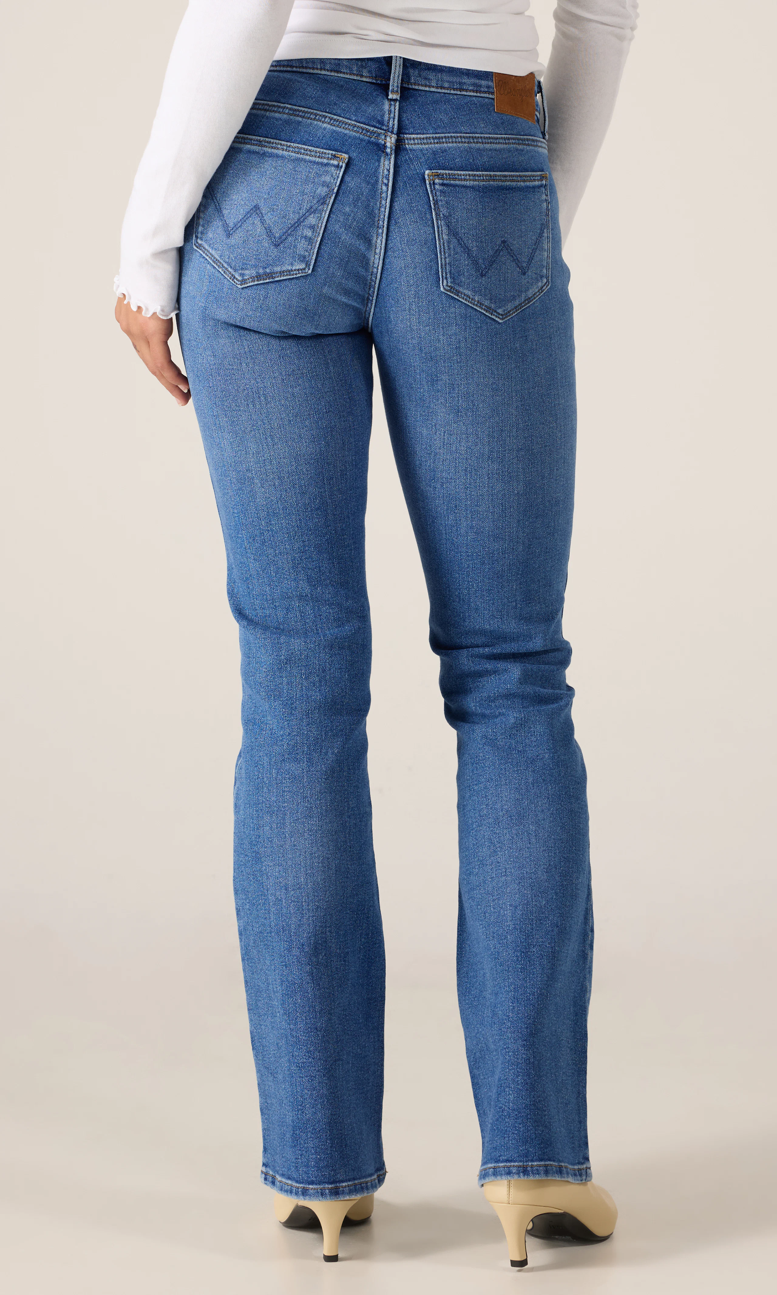 Dallas Medium Blå Jeans. Back. Model.