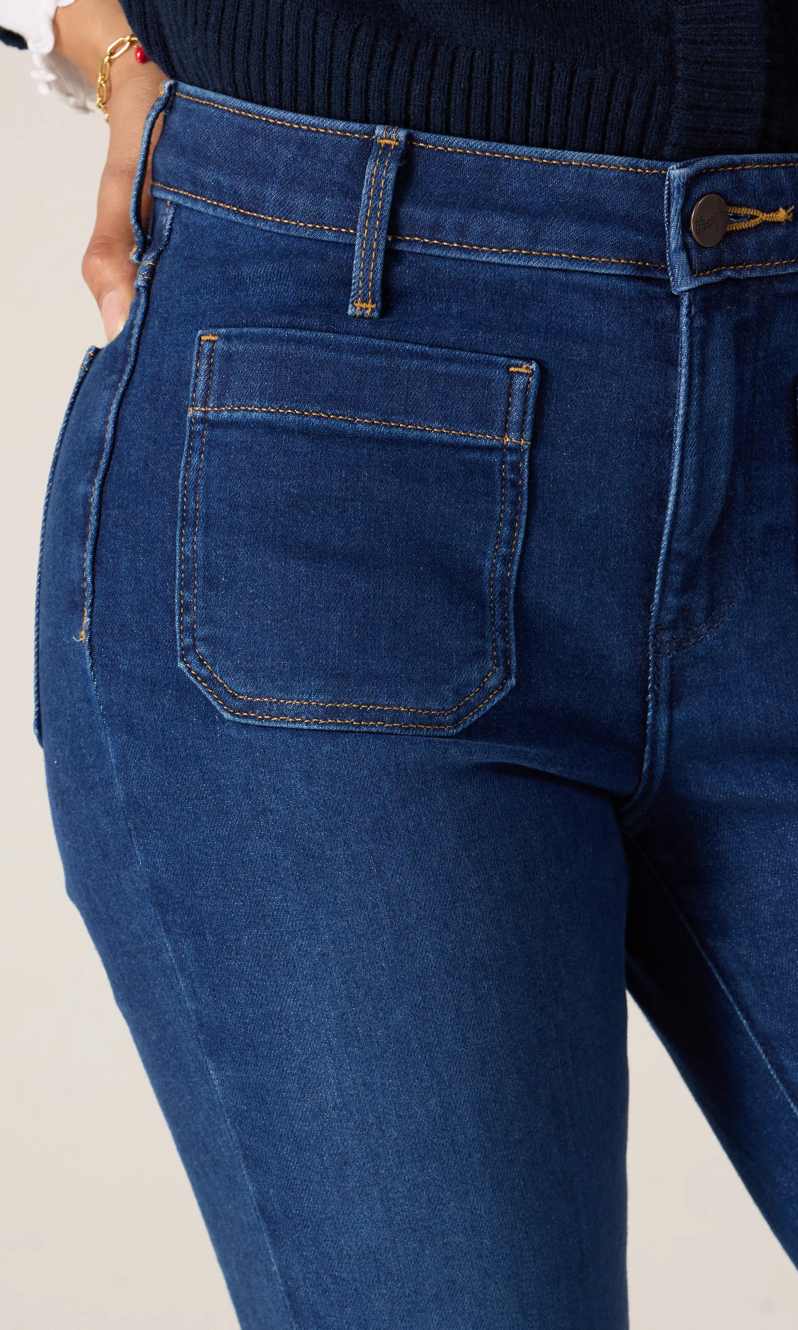 Flare Mörkblå Jeans. Detail 2. Model.