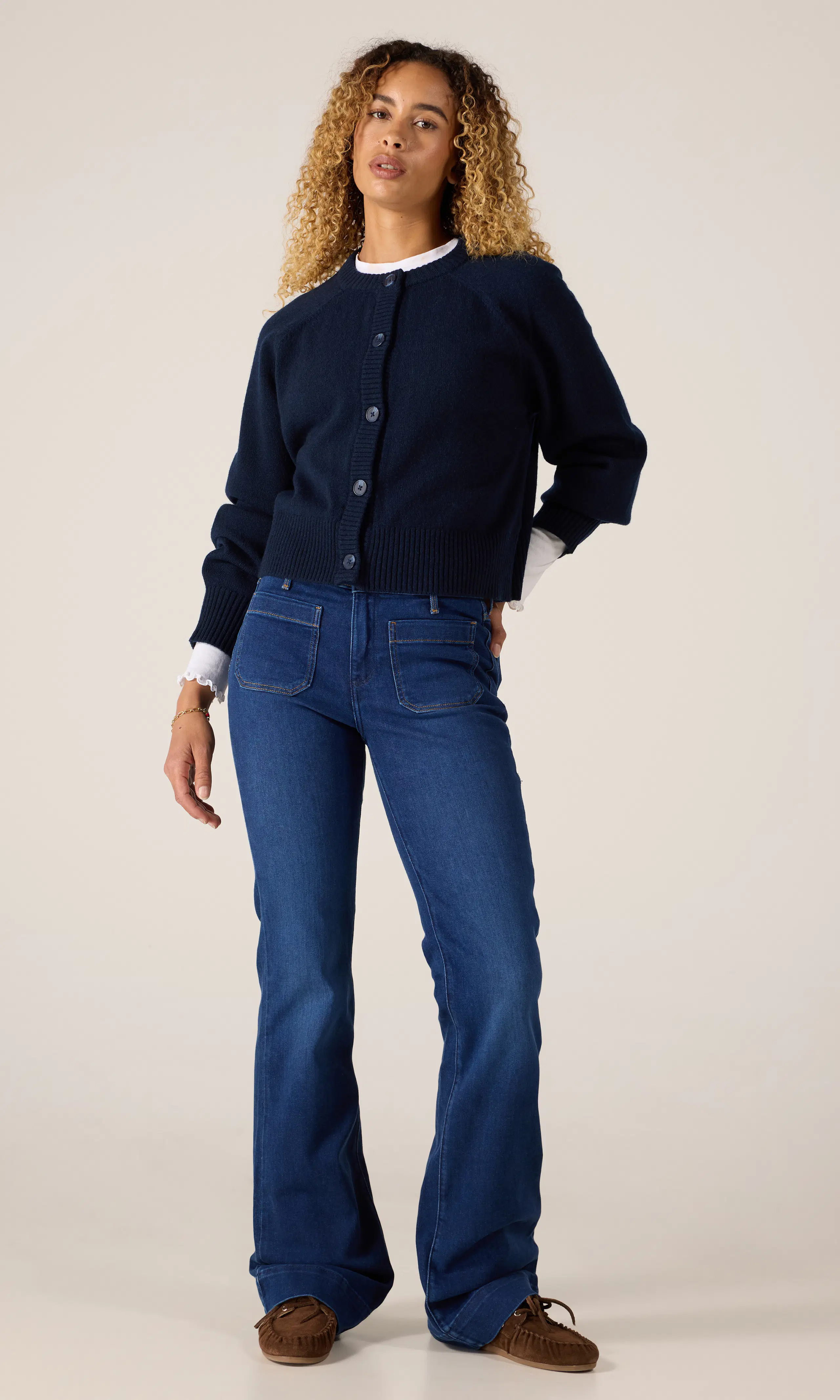 Flare Mörkblå Jeans. Front 1. Model.