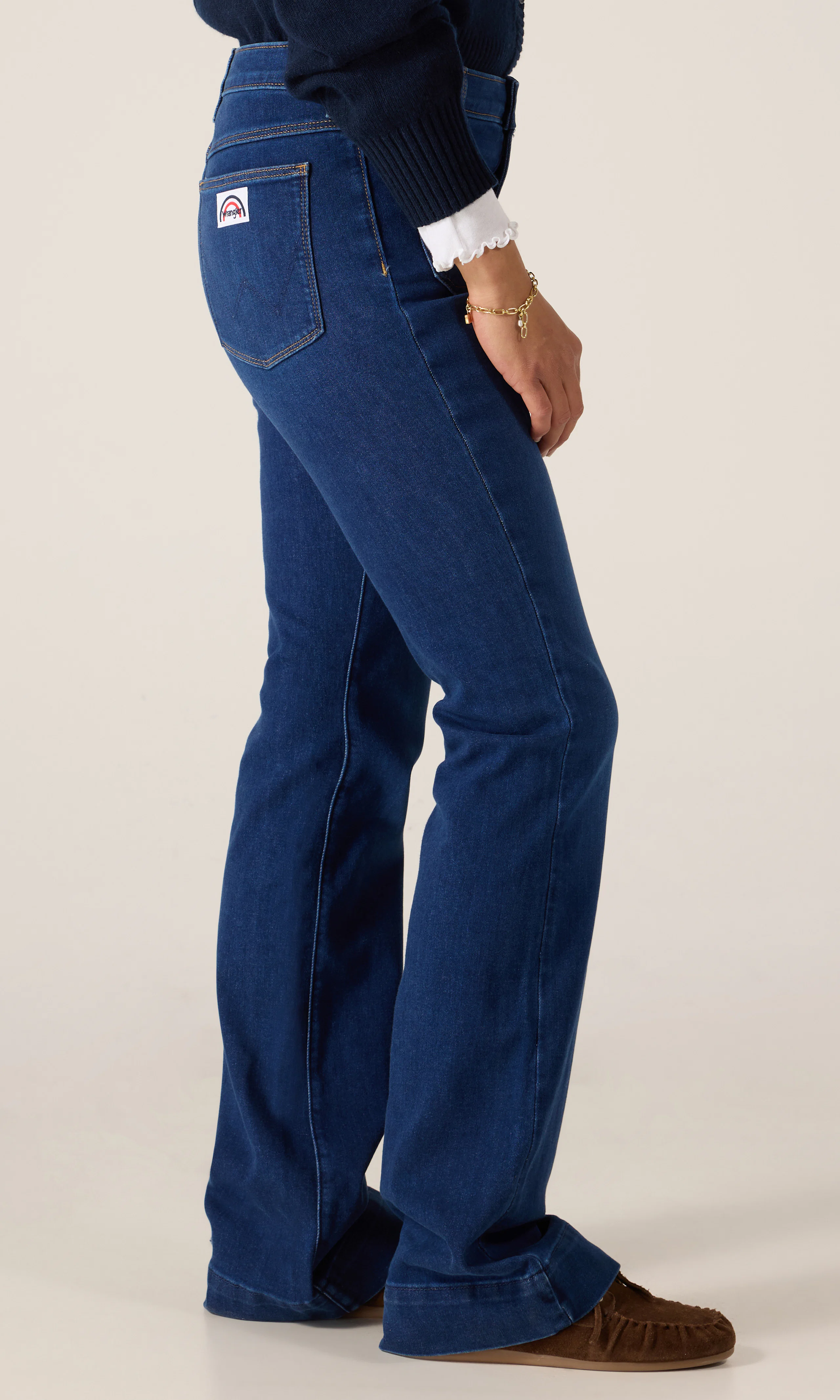Flare Mörkblå Jeans. Front 2. Model.