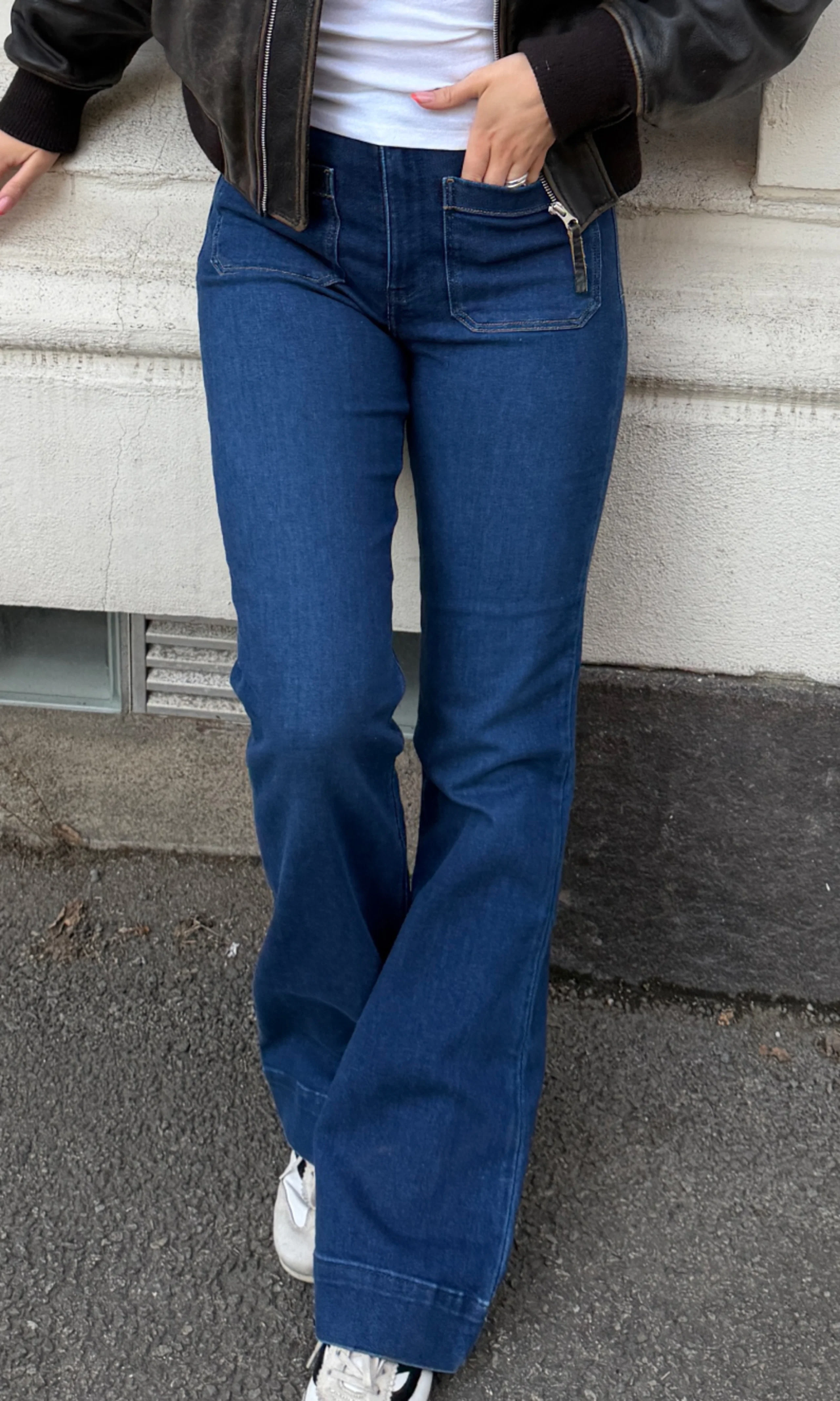 Flare Mörkblå Jeans. Front. Model.