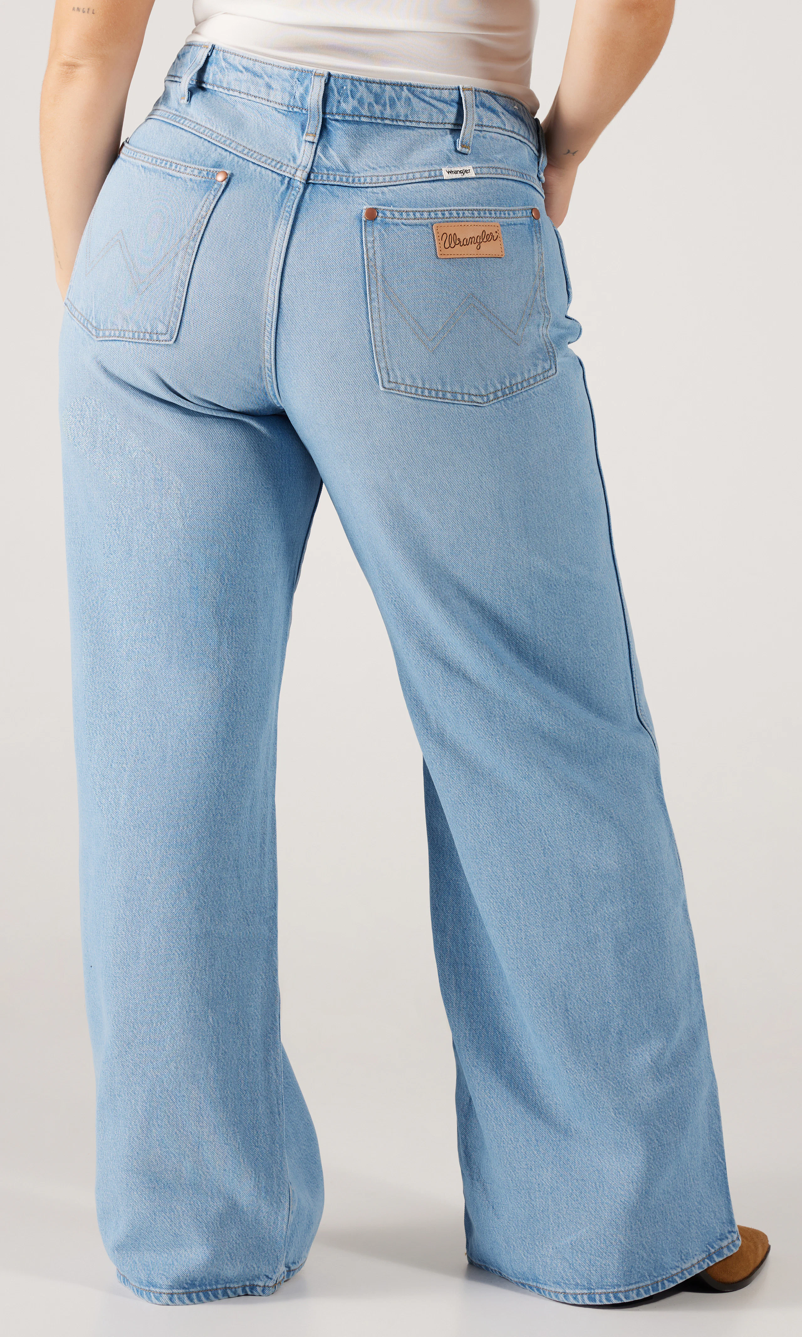 World Wide Ljusblå Jeans. Front 8. Model.