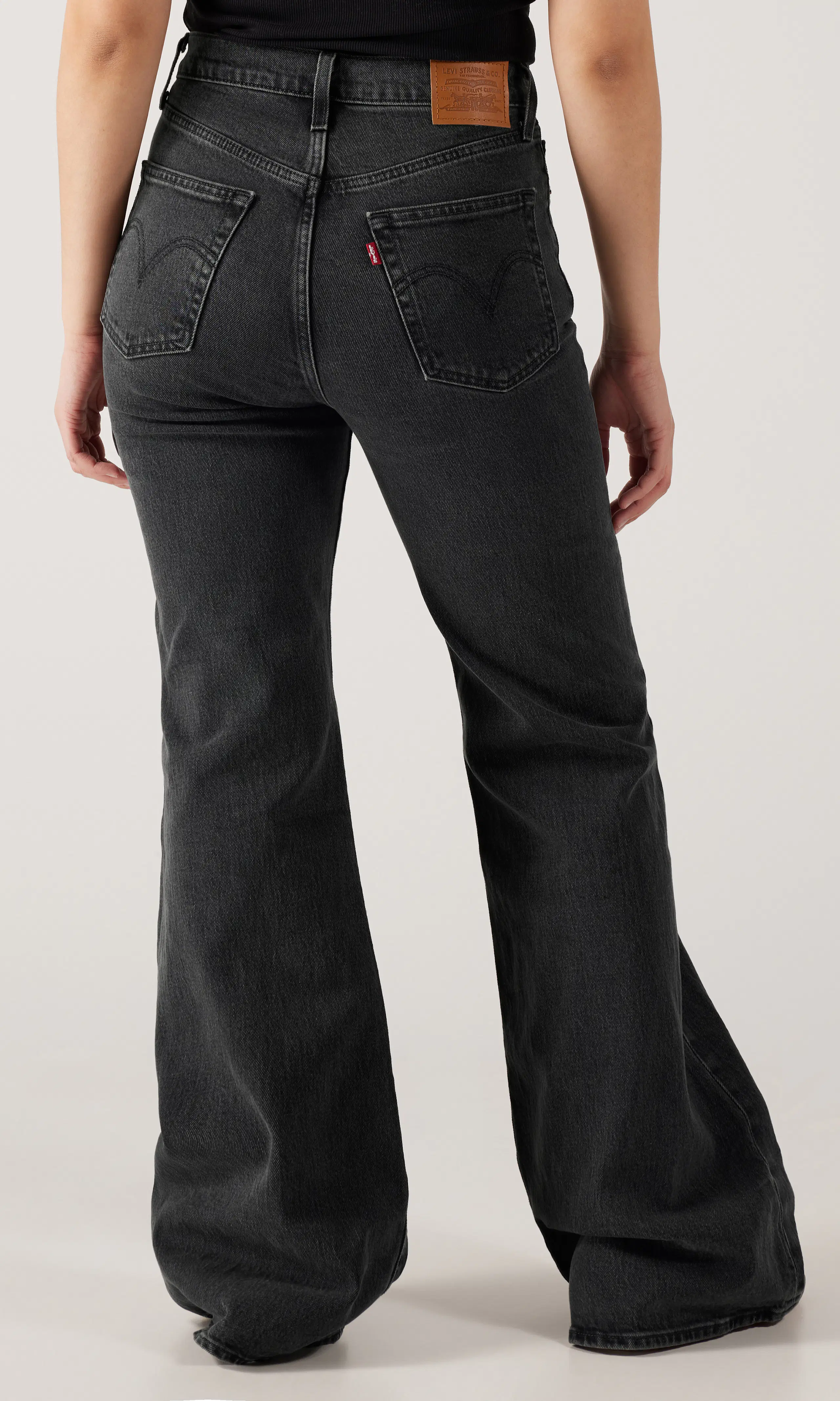 Ribcage Bell Svart Jeans. Back. Model.