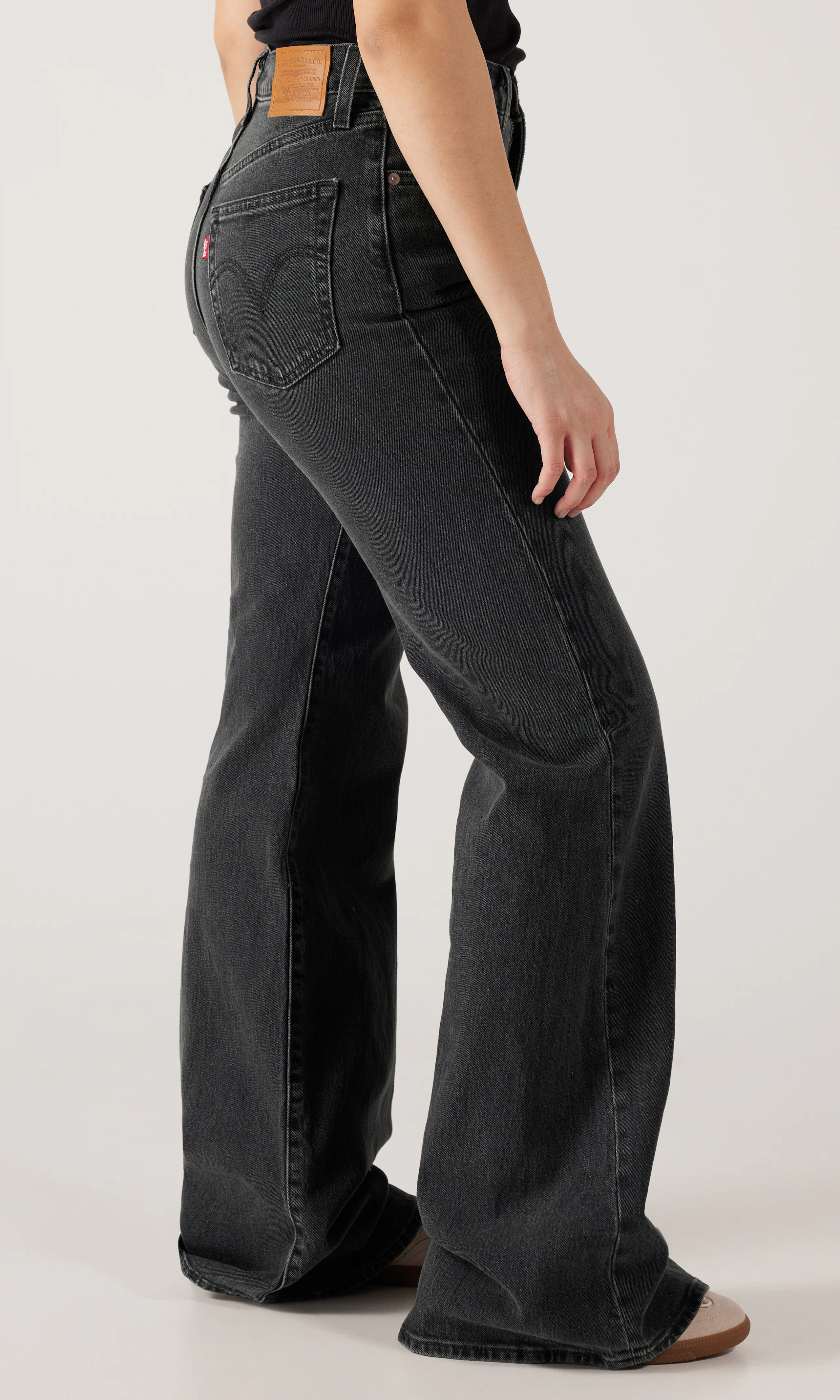 Ribcage Bell Svart Jeans. Front 2. Model.
