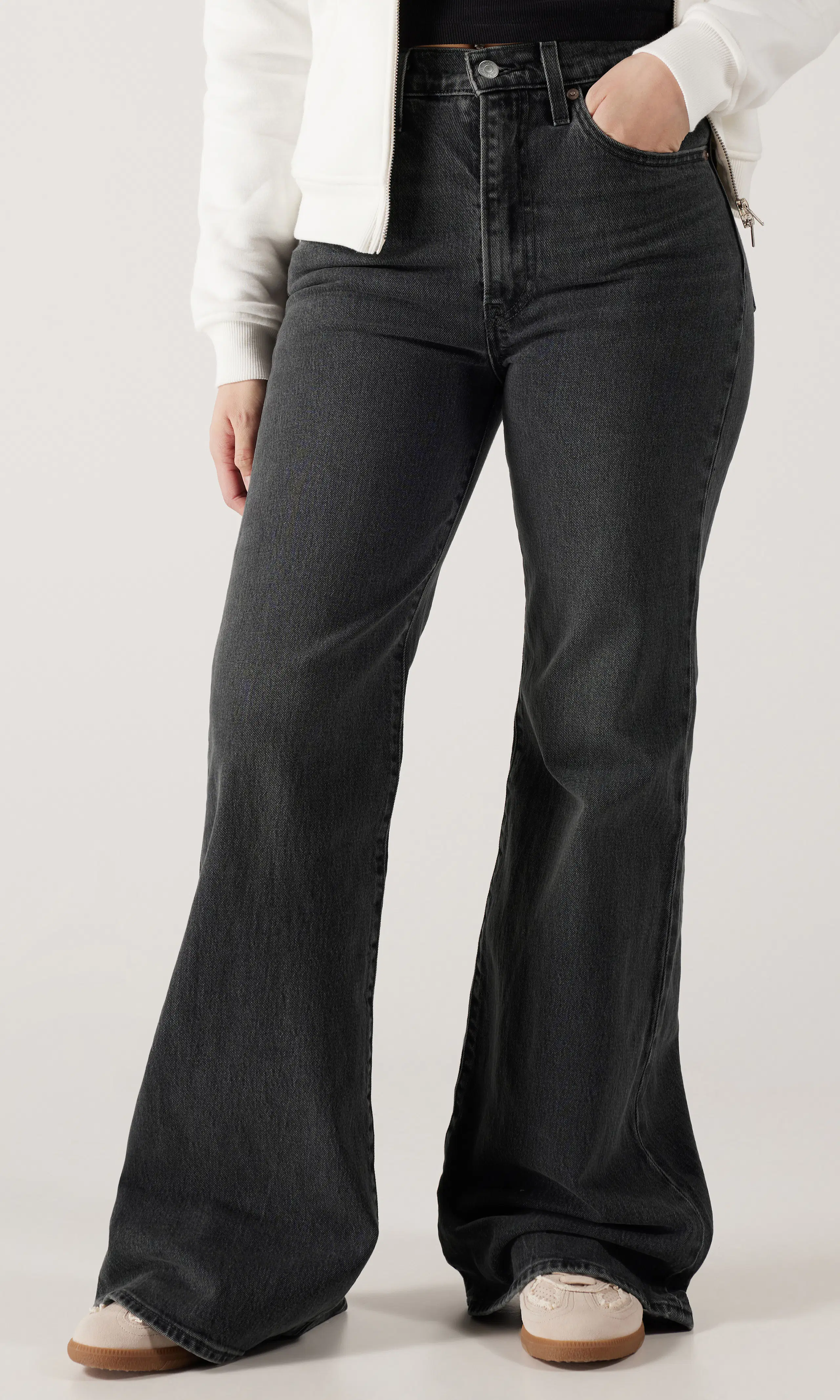 Ribcage Bell Svart Jeans. Front. Model.