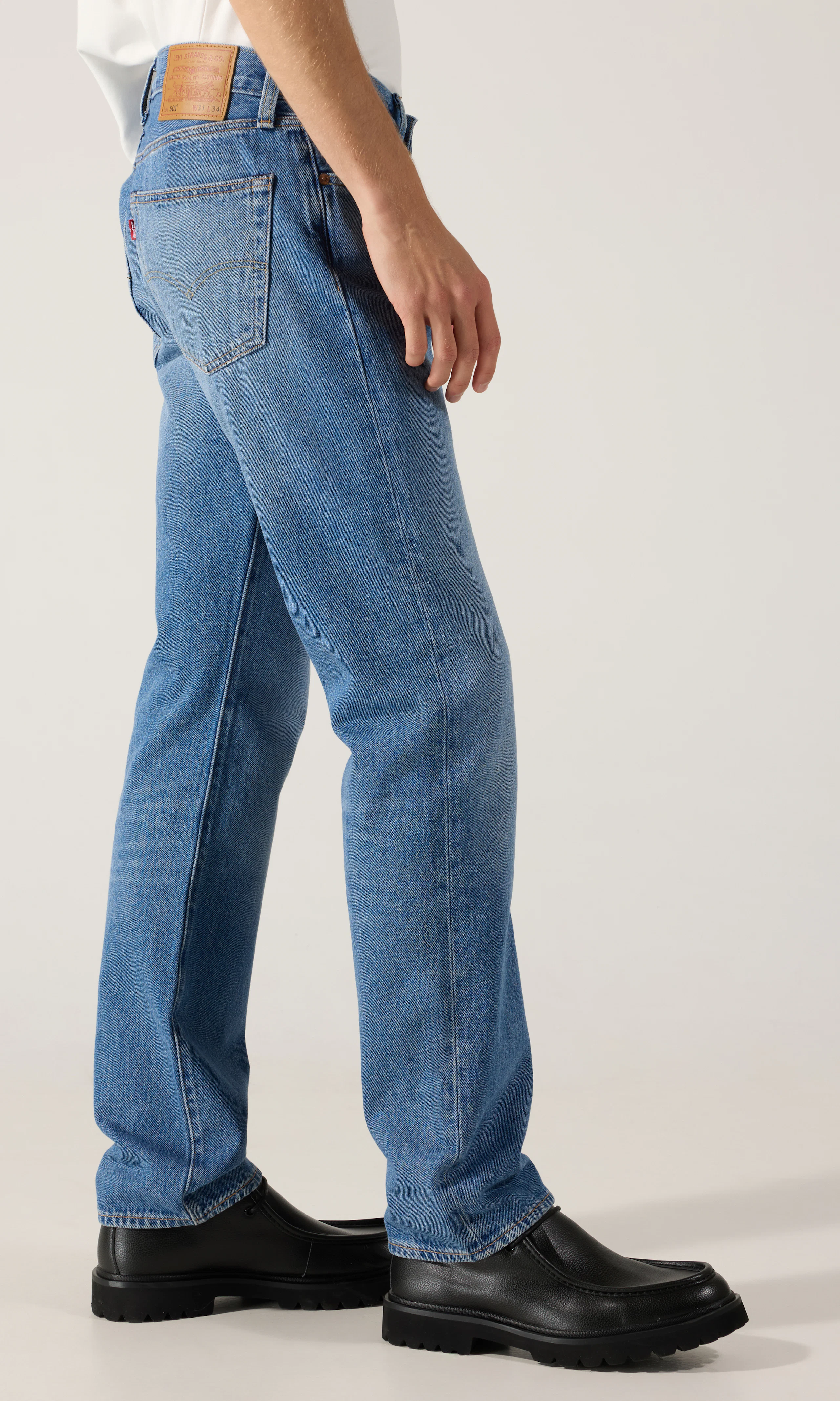 501® Original Lys Blå Jeans. Front 2. Model.