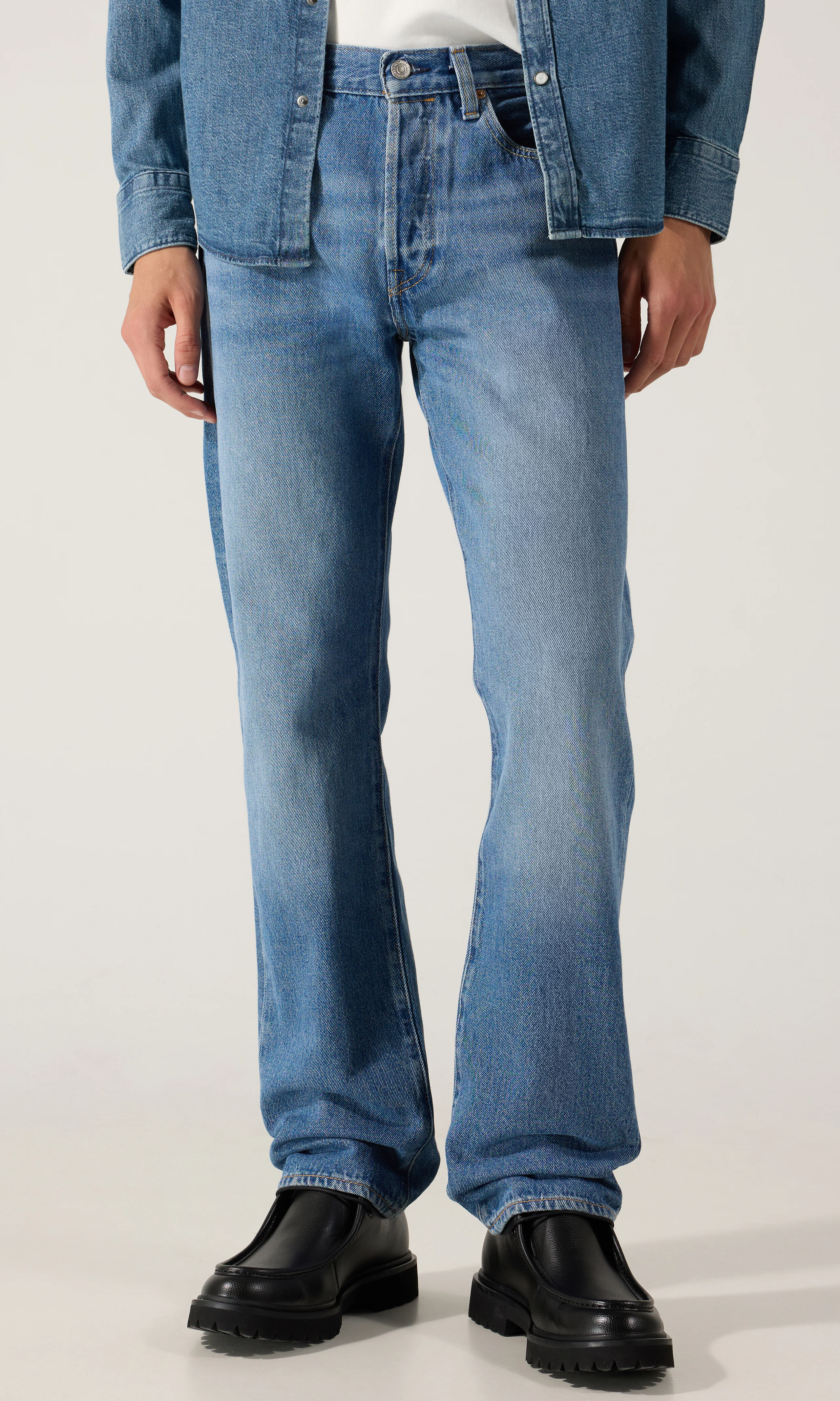 501® Original Lys Blå Jeans. Front. Model.