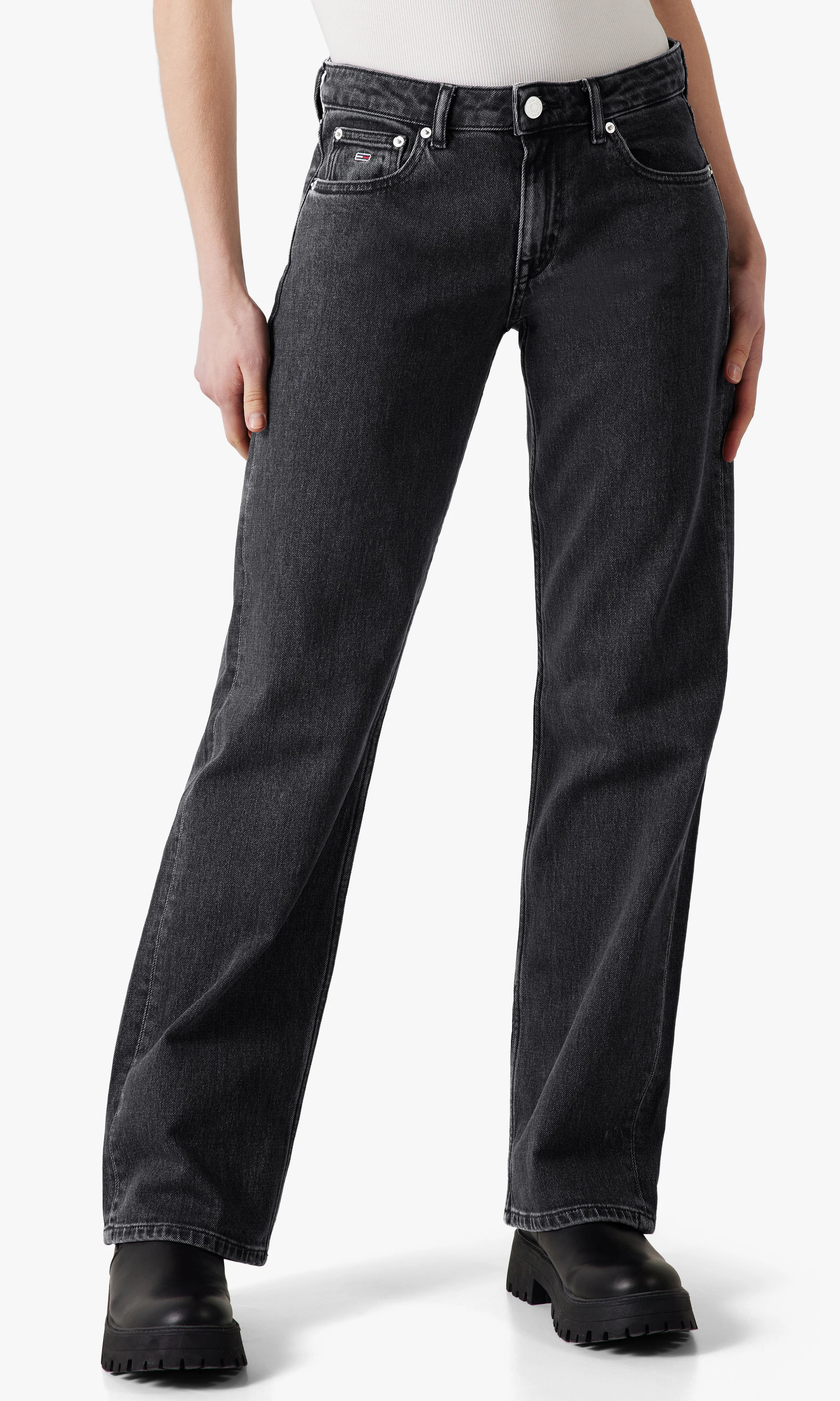 Sophie Low Rise Svart Straight Jeans. Front. Model.