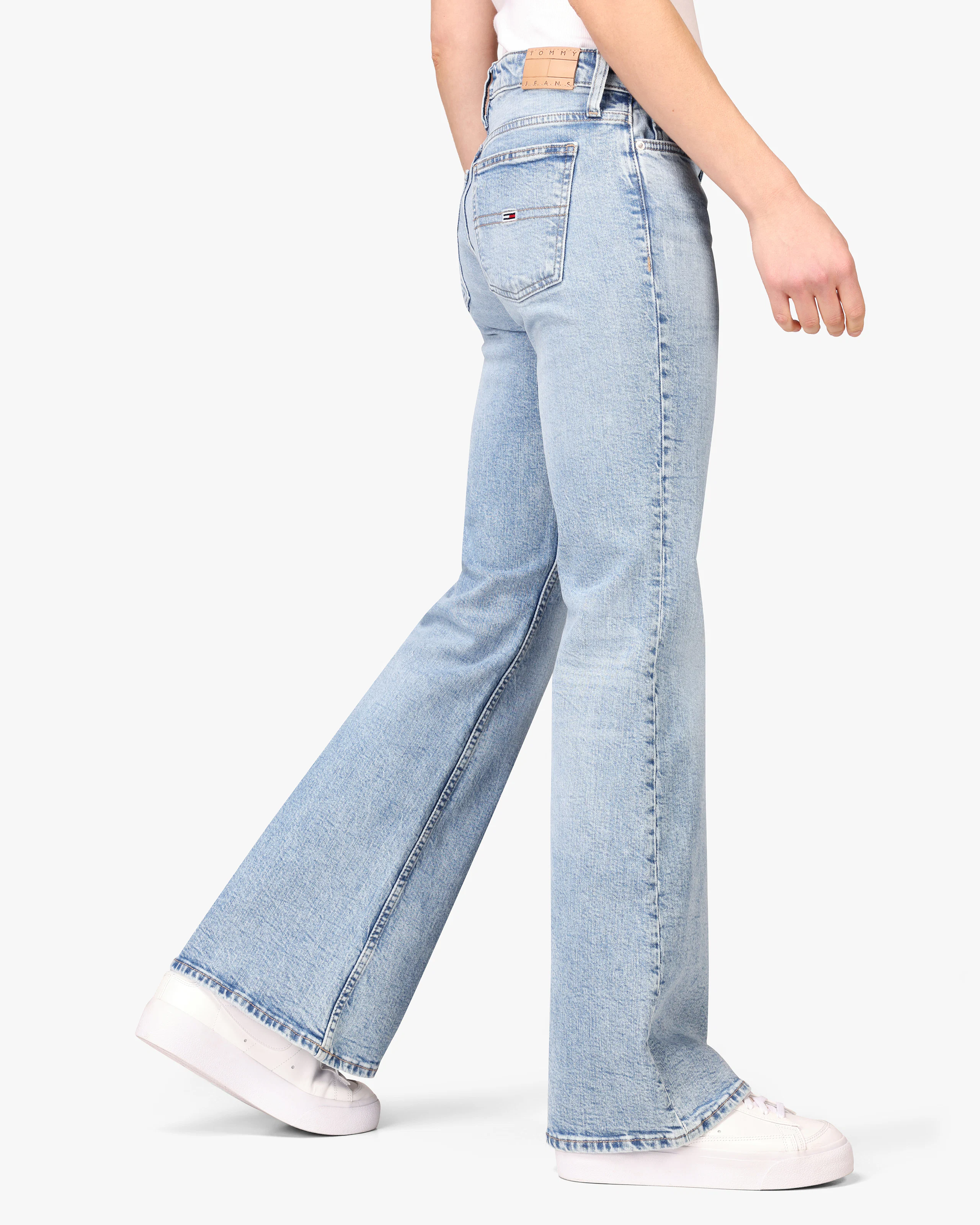 Sophie Low Rise Lys Blå Flare Jeans. Front 3. Model.