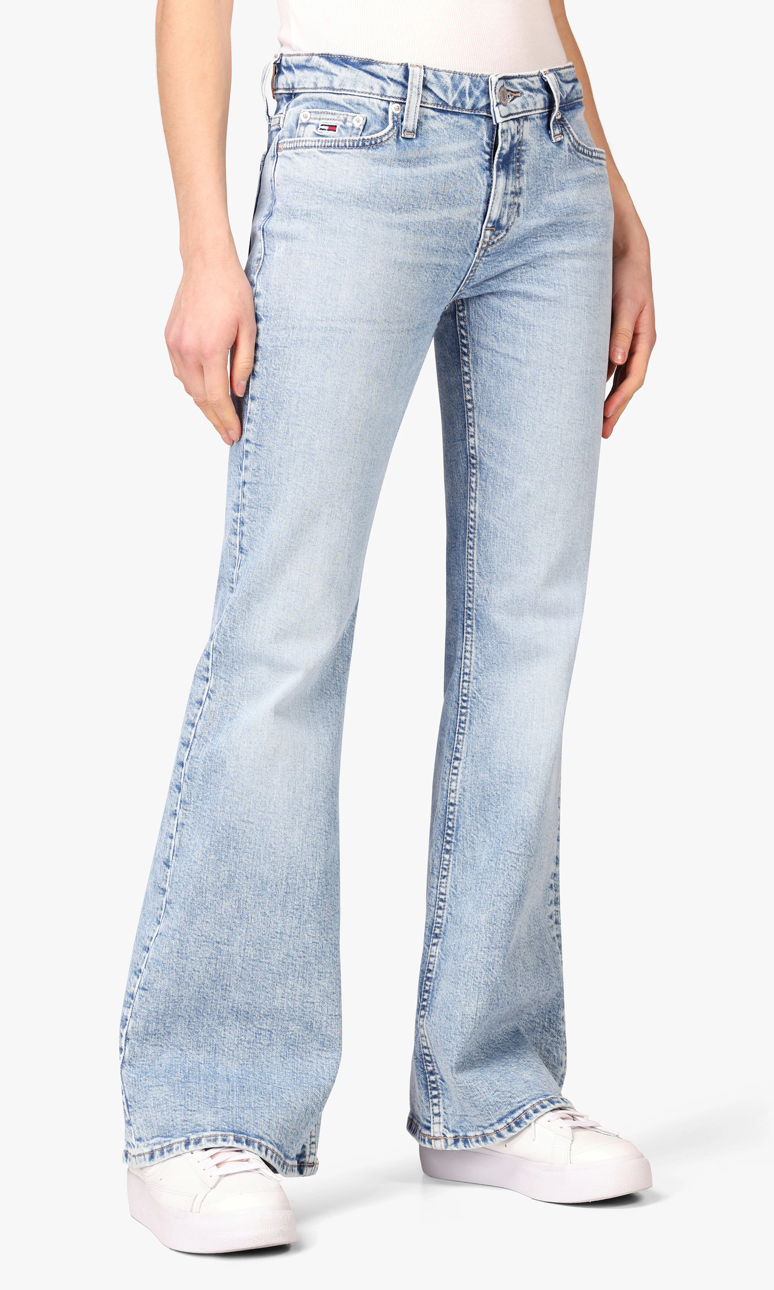 Sophie Low Rise Lys Blå Flare Jeans. Front. Model.
