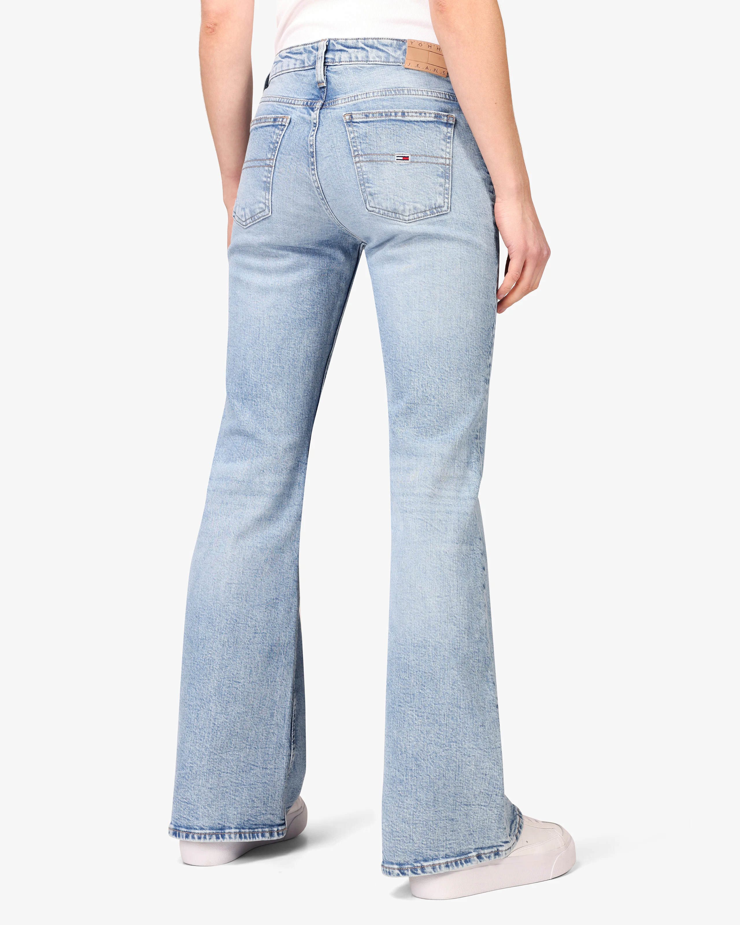 Sophie Low Rise Lys Blå Flare Jeans. Back. Model.